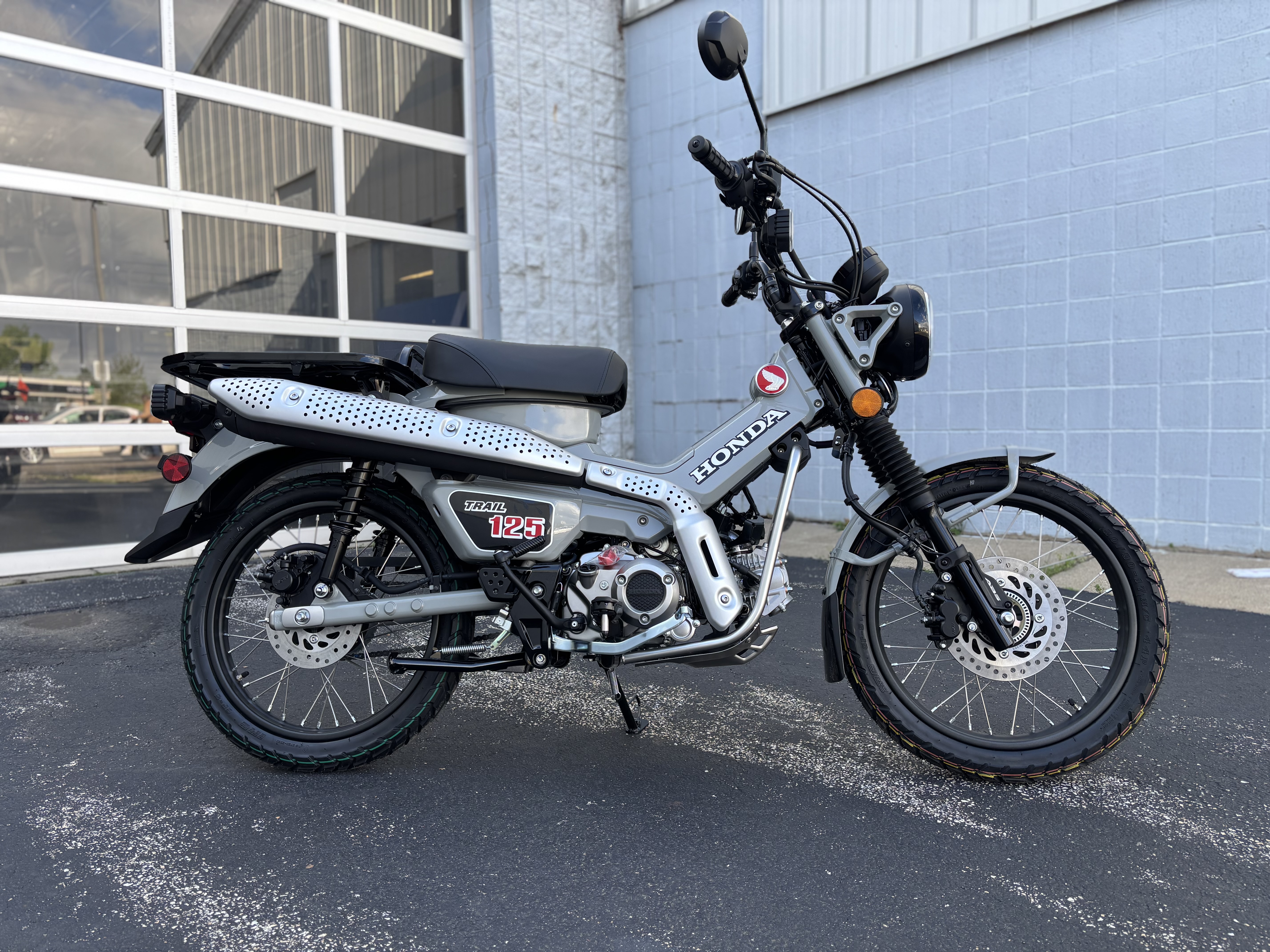 2025 Honda TRAIL 125 - Photo 2