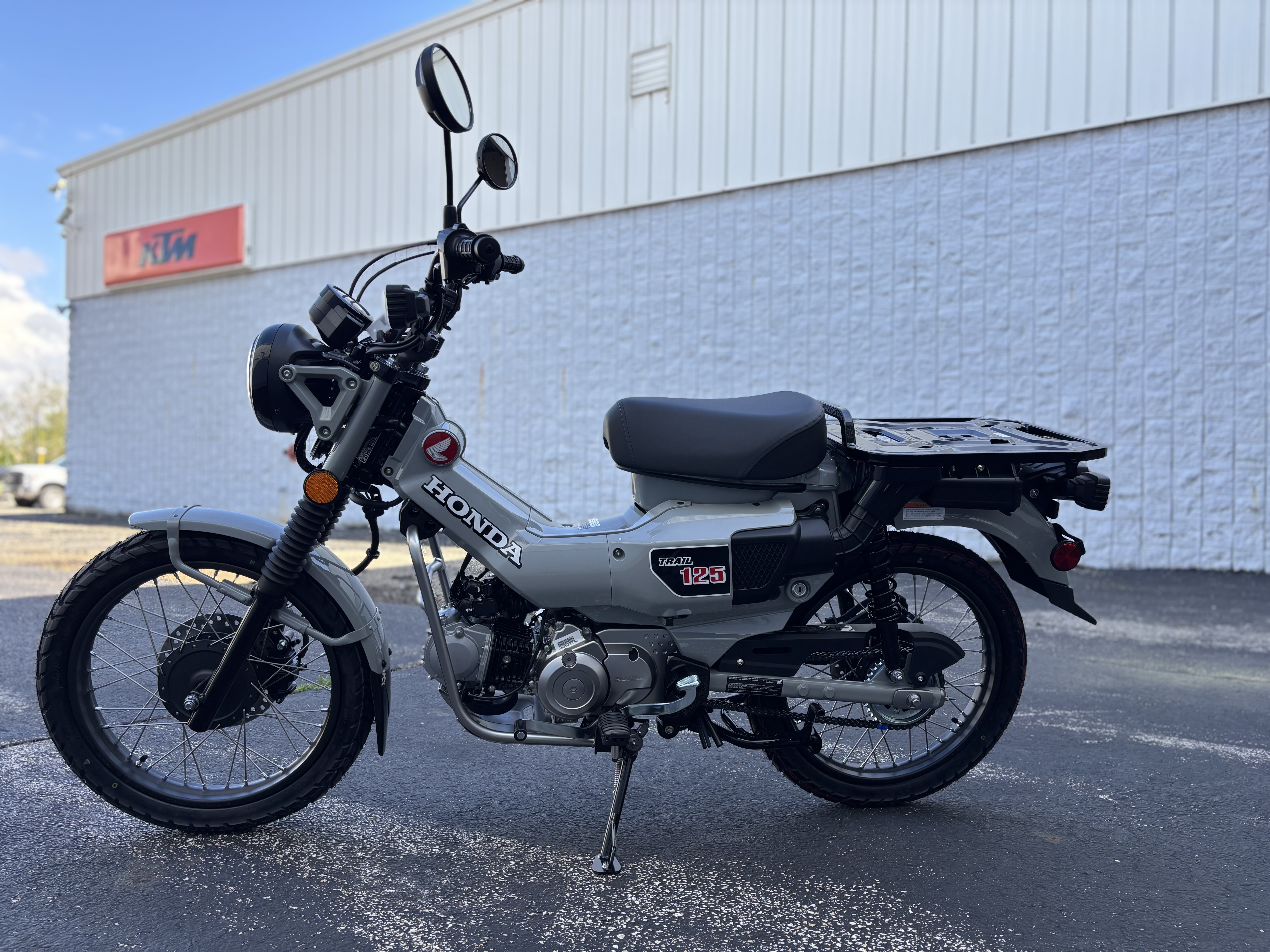 2025 Honda TRAIL 125 - Photo 10