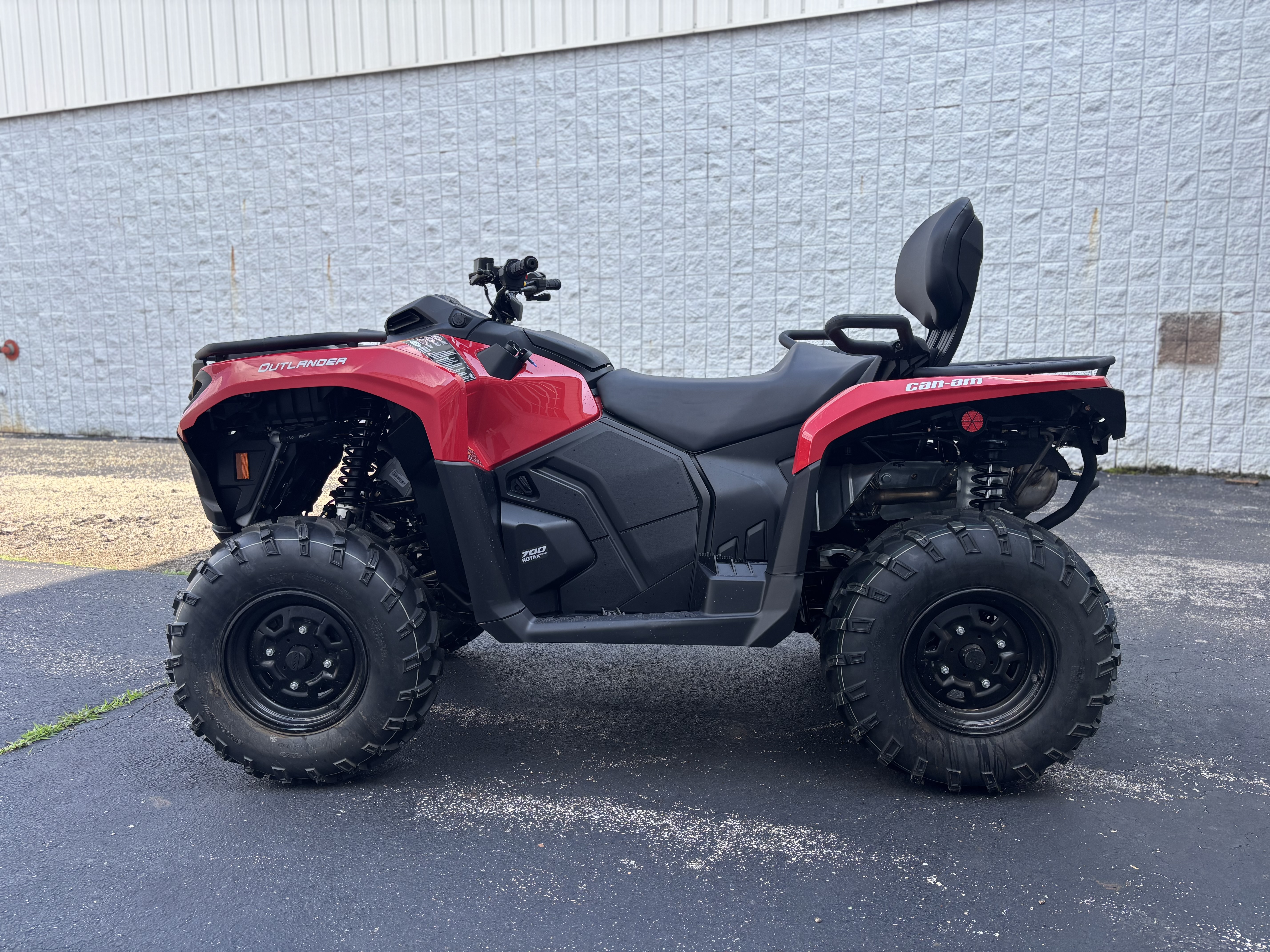 2025 Can-Am OUTLANDER MAX DPS 700 - Photo 8