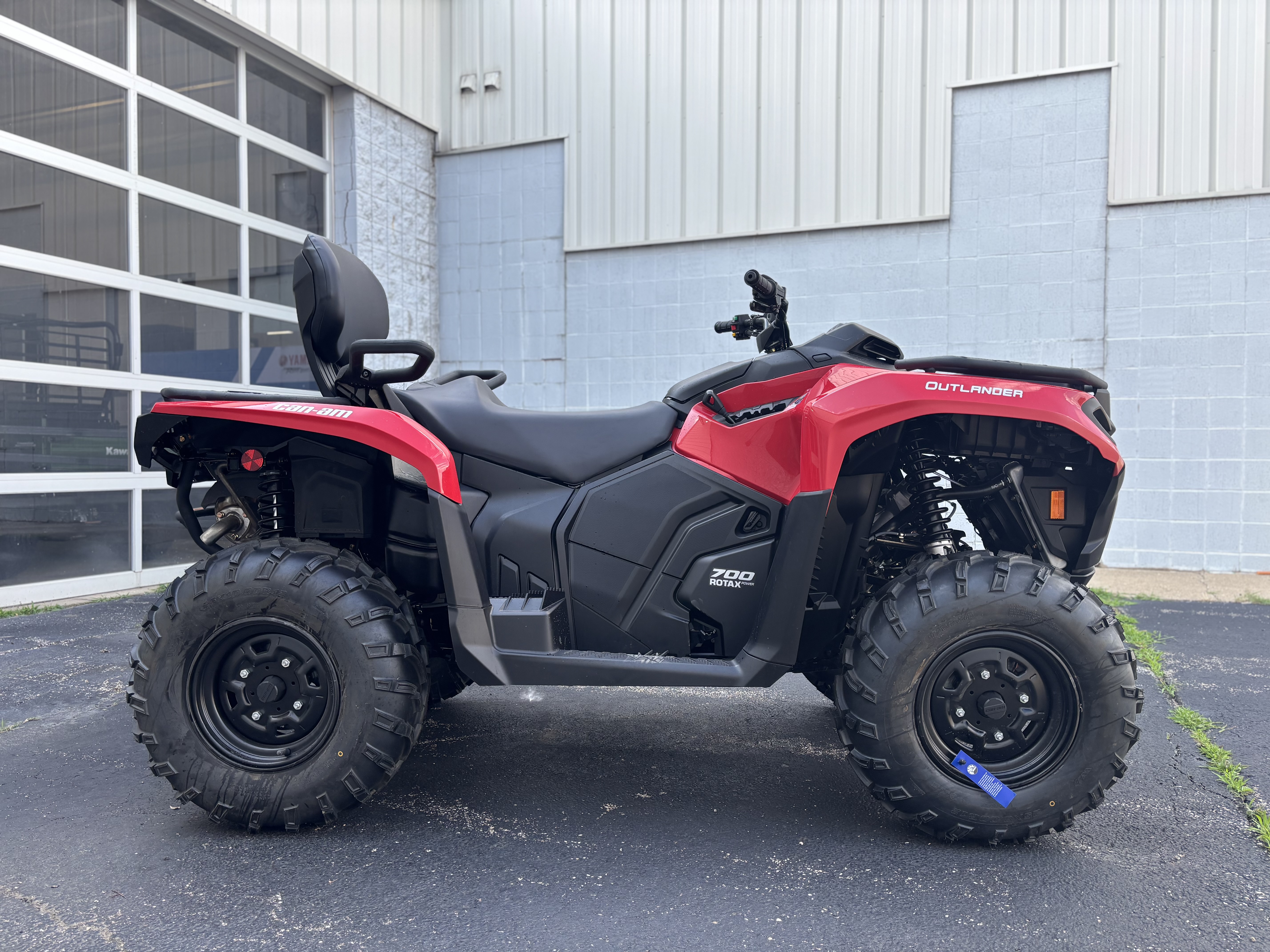 2025 Can-Am OUTLANDER MAX DPS 700 - Photo 2