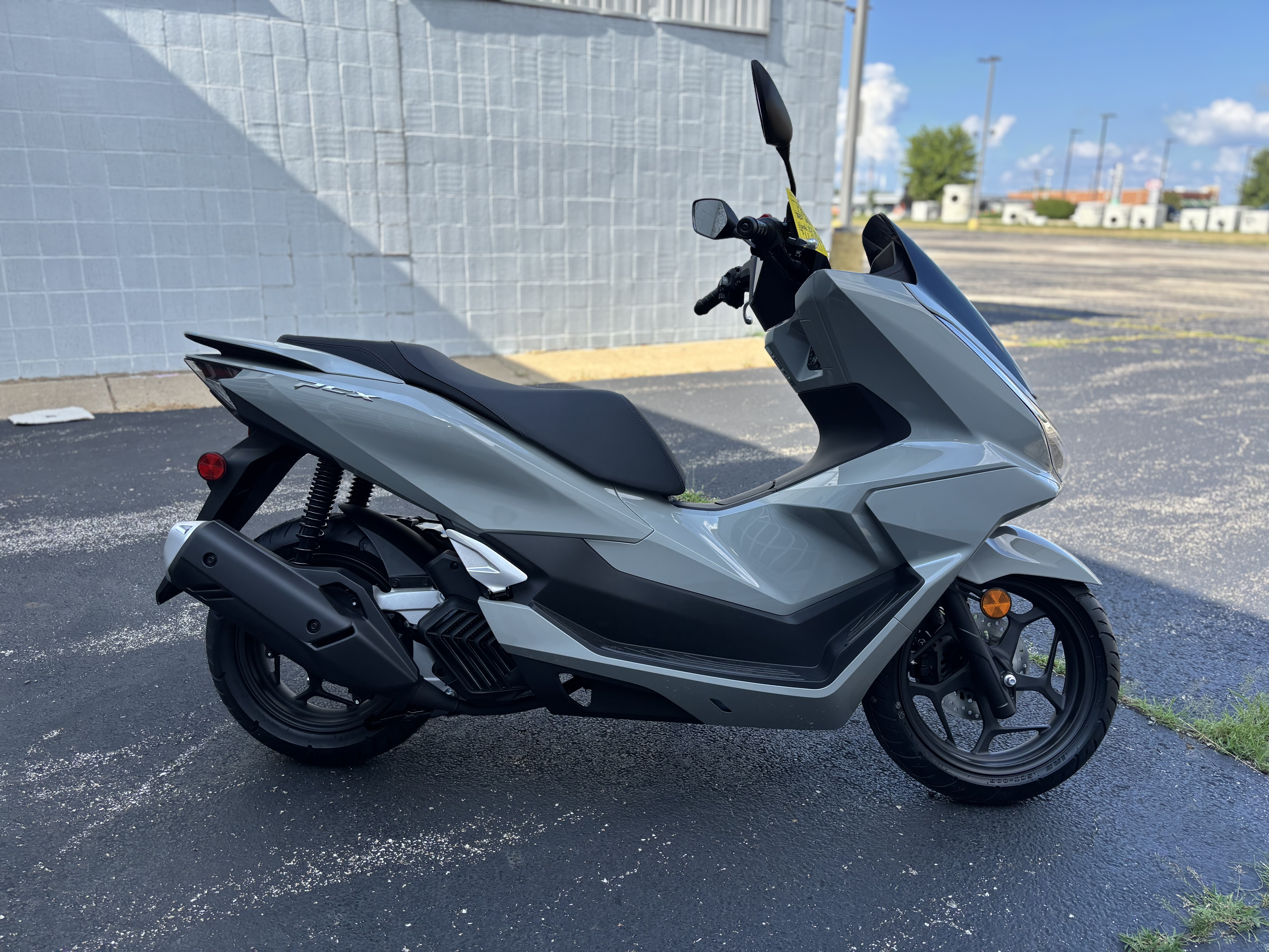 2025 Honda PCX ABS - Photo 2