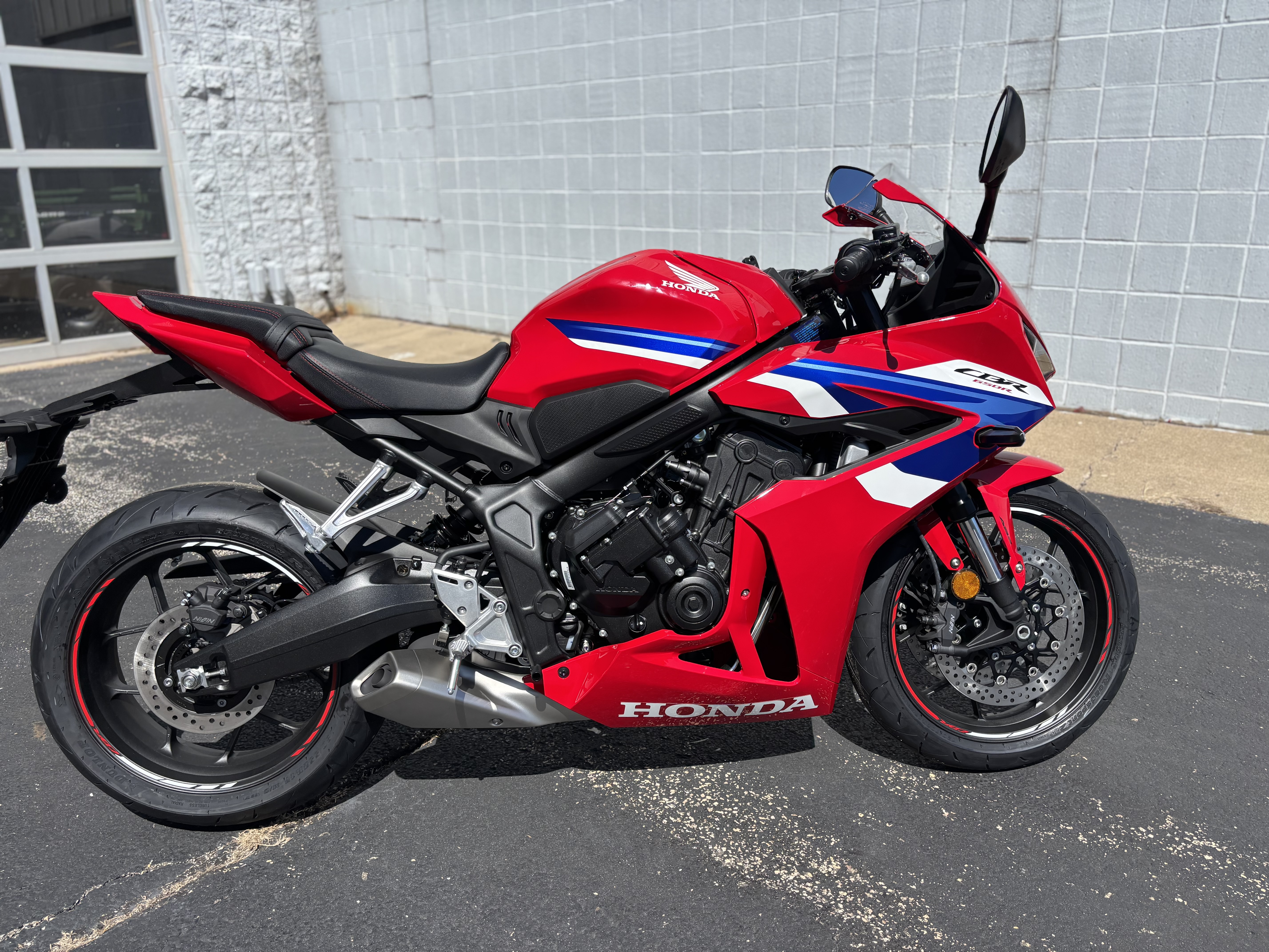 2025 Honda CBR650R E-CLUTCH - Photo 2