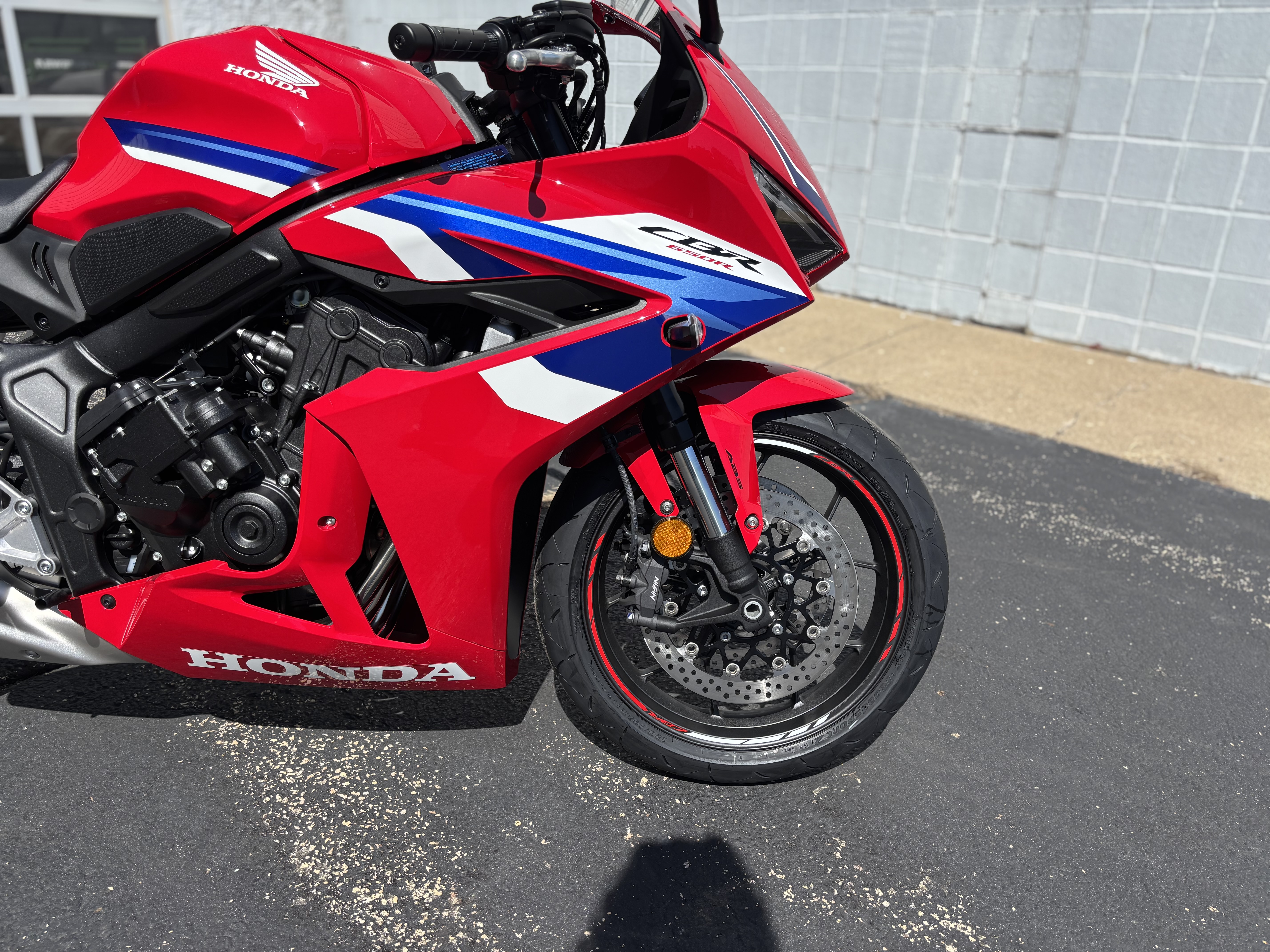 2025 Honda CBR650R E-CLUTCH - Photo 3