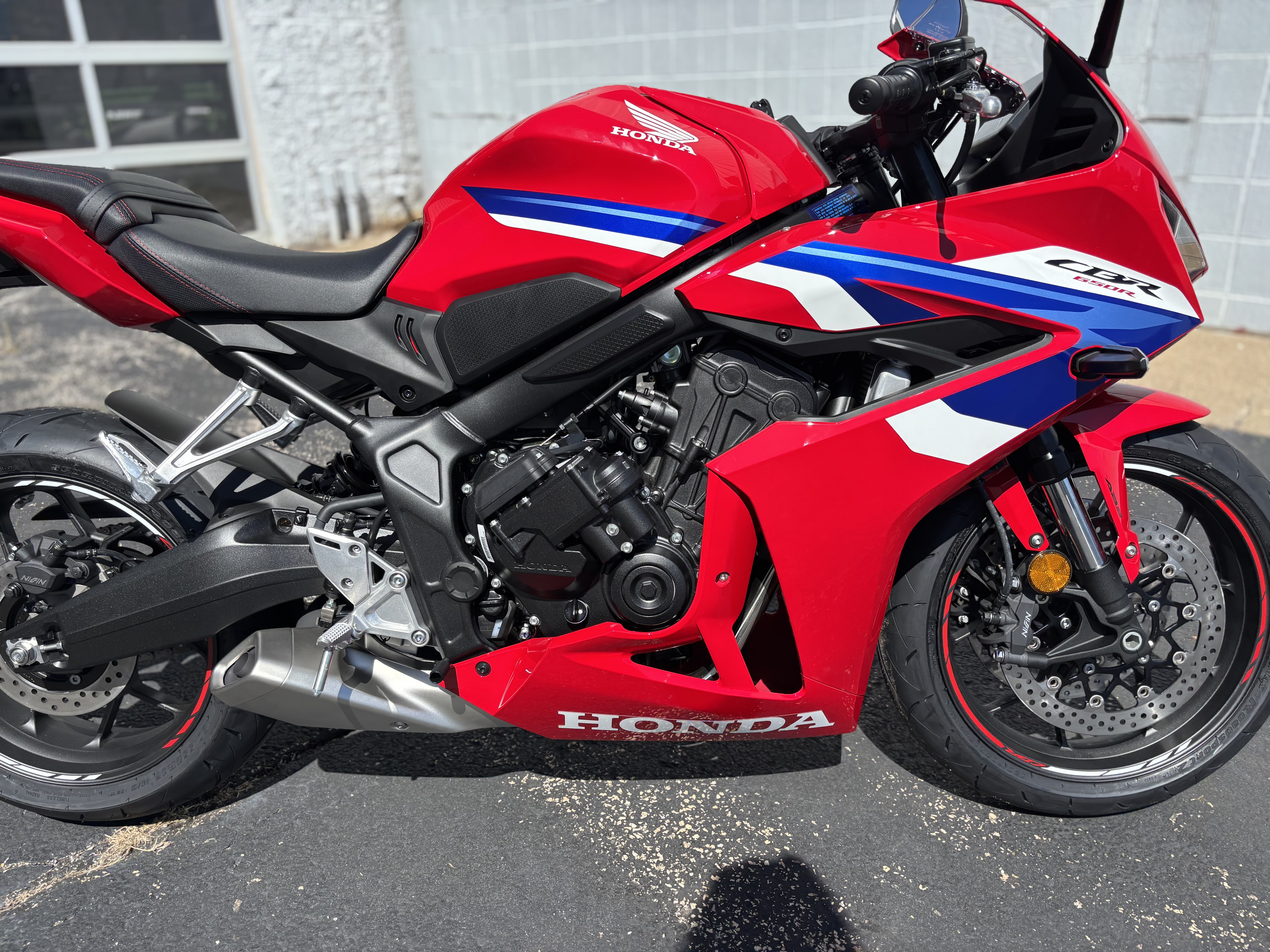 2025 Honda CBR650R E-CLUTCH - Photo 4
