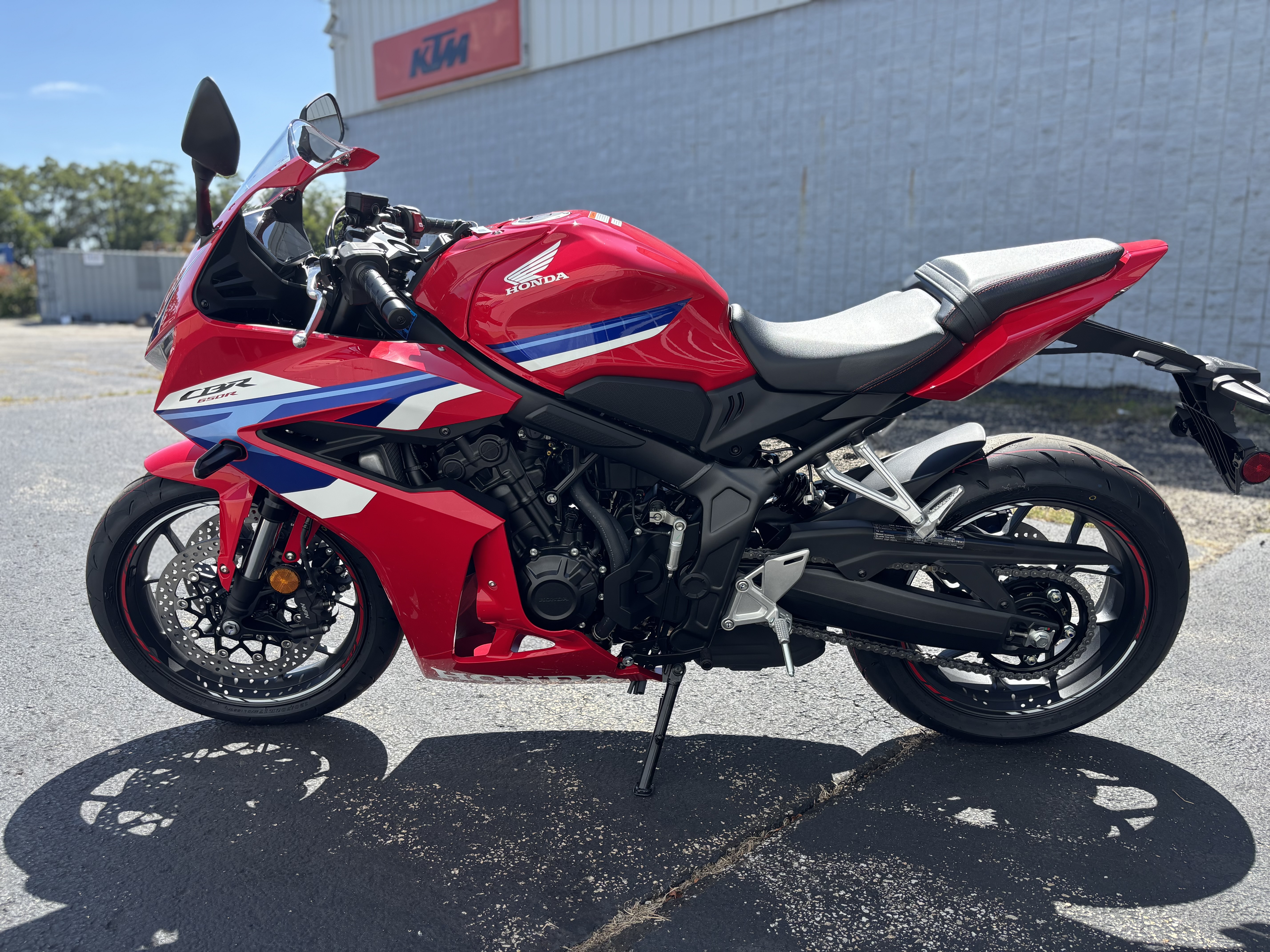 2025 Honda CBR650R E-CLUTCH - Photo 8