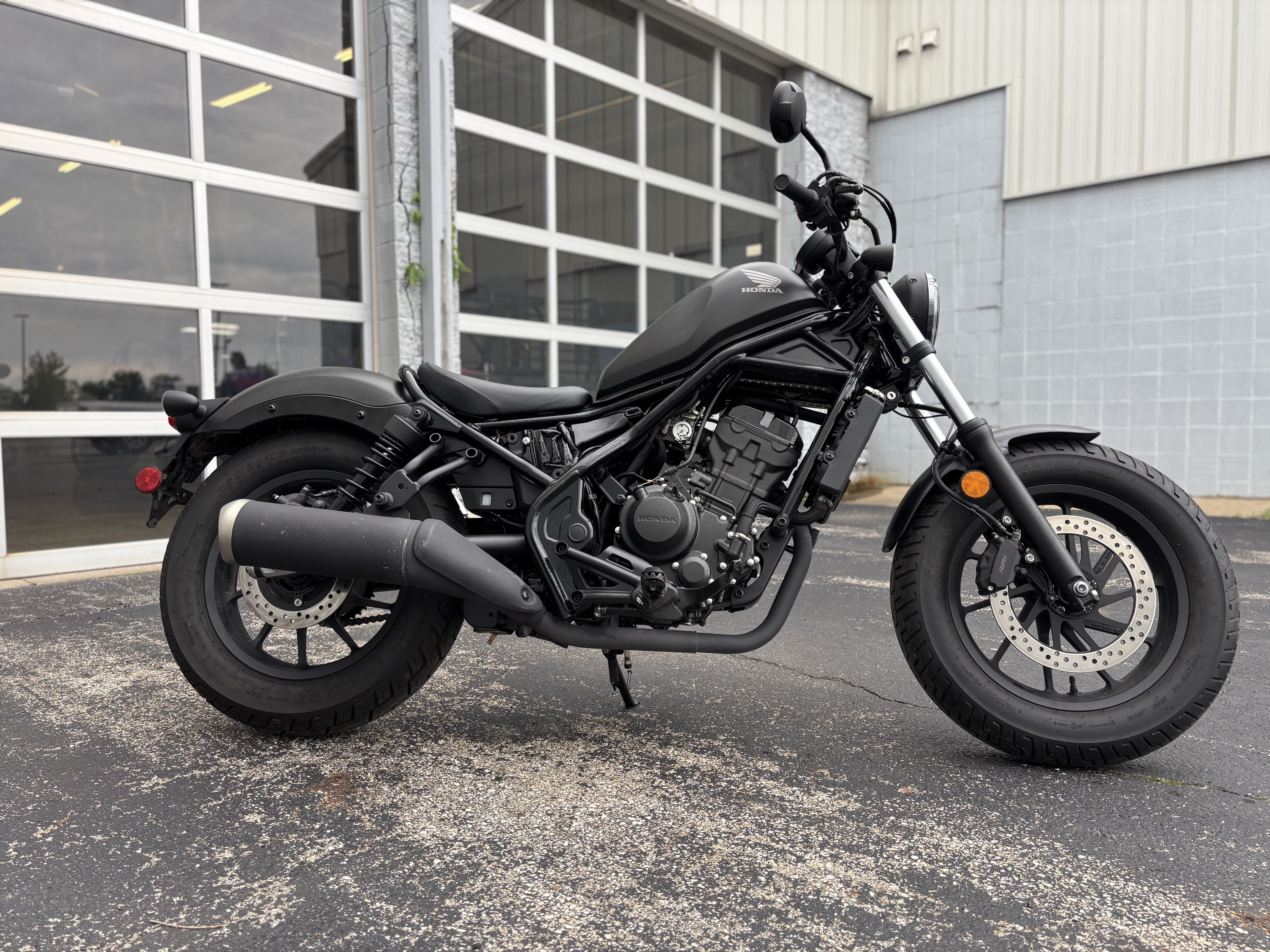 2025 Honda REBEL 300 - Photo 2