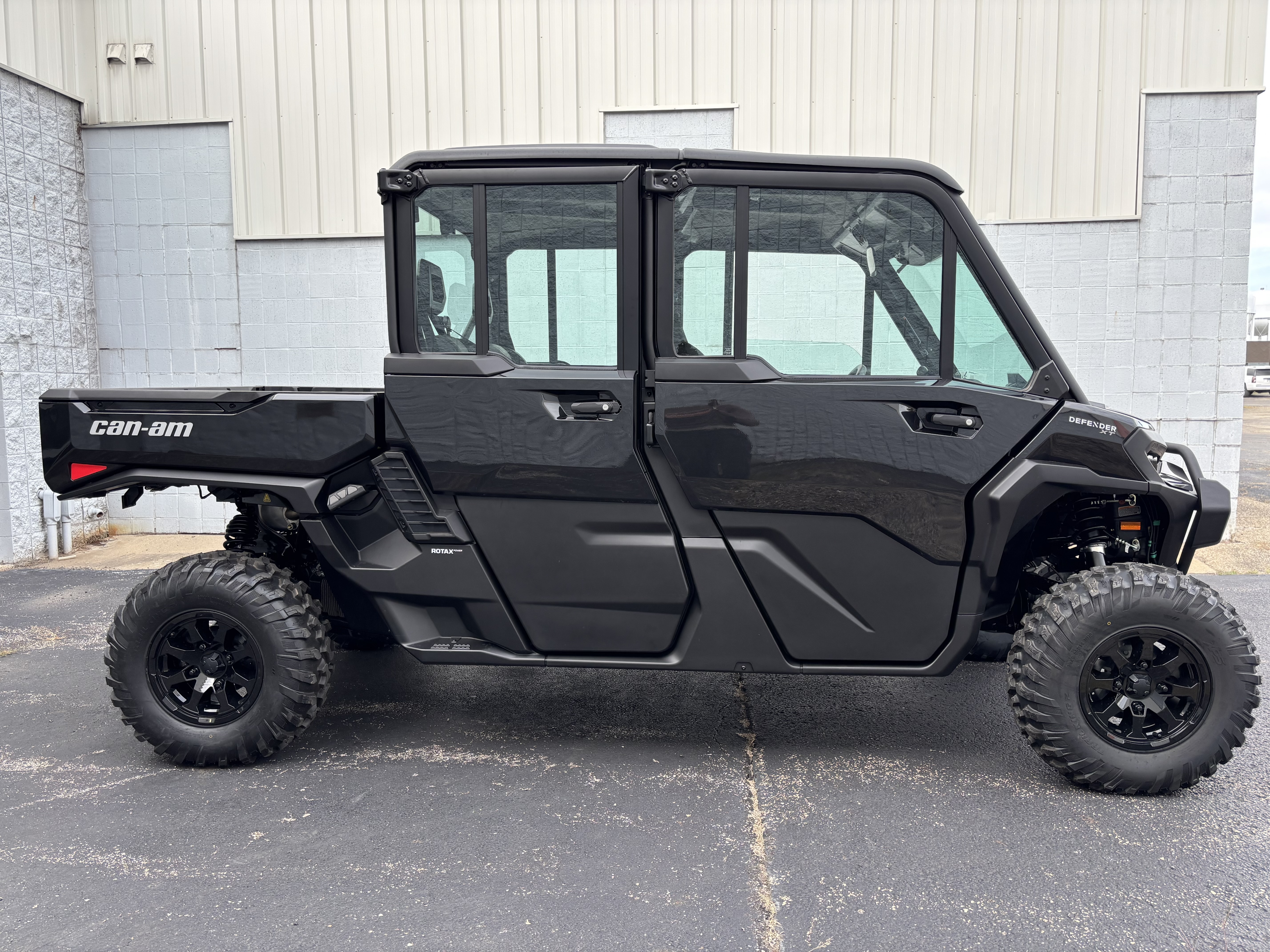 2026 Can-Am DEFENDER MAX XT CAB HD11 - Photo 2