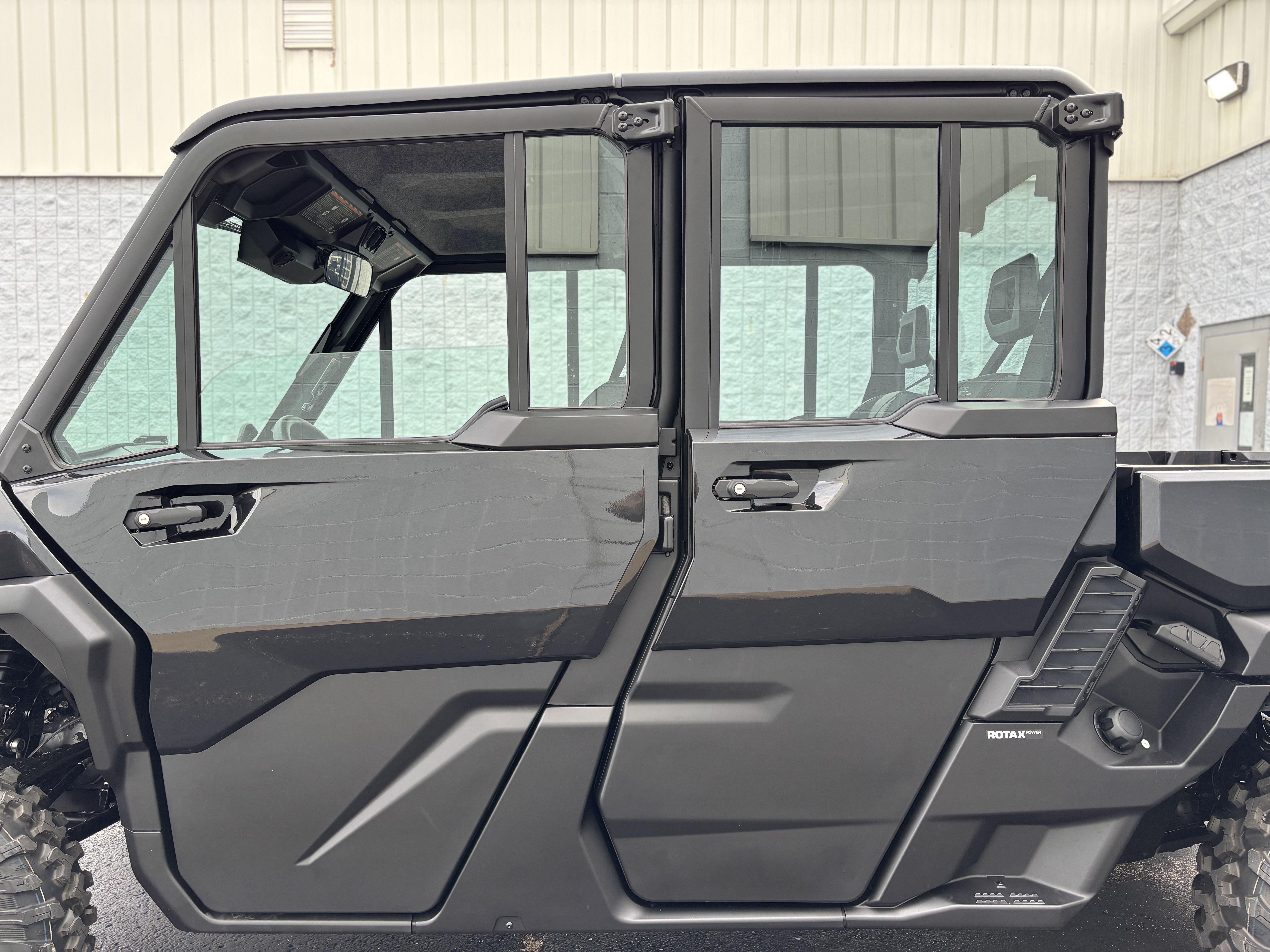 2026 Can-Am DEFENDER MAX XT CAB HD11 - Photo 9