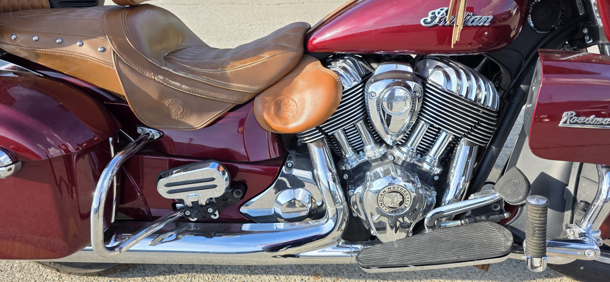 2019 Indian Motorcycle ROADMASTER, BURGUNDY METALLIC, - Photo 2