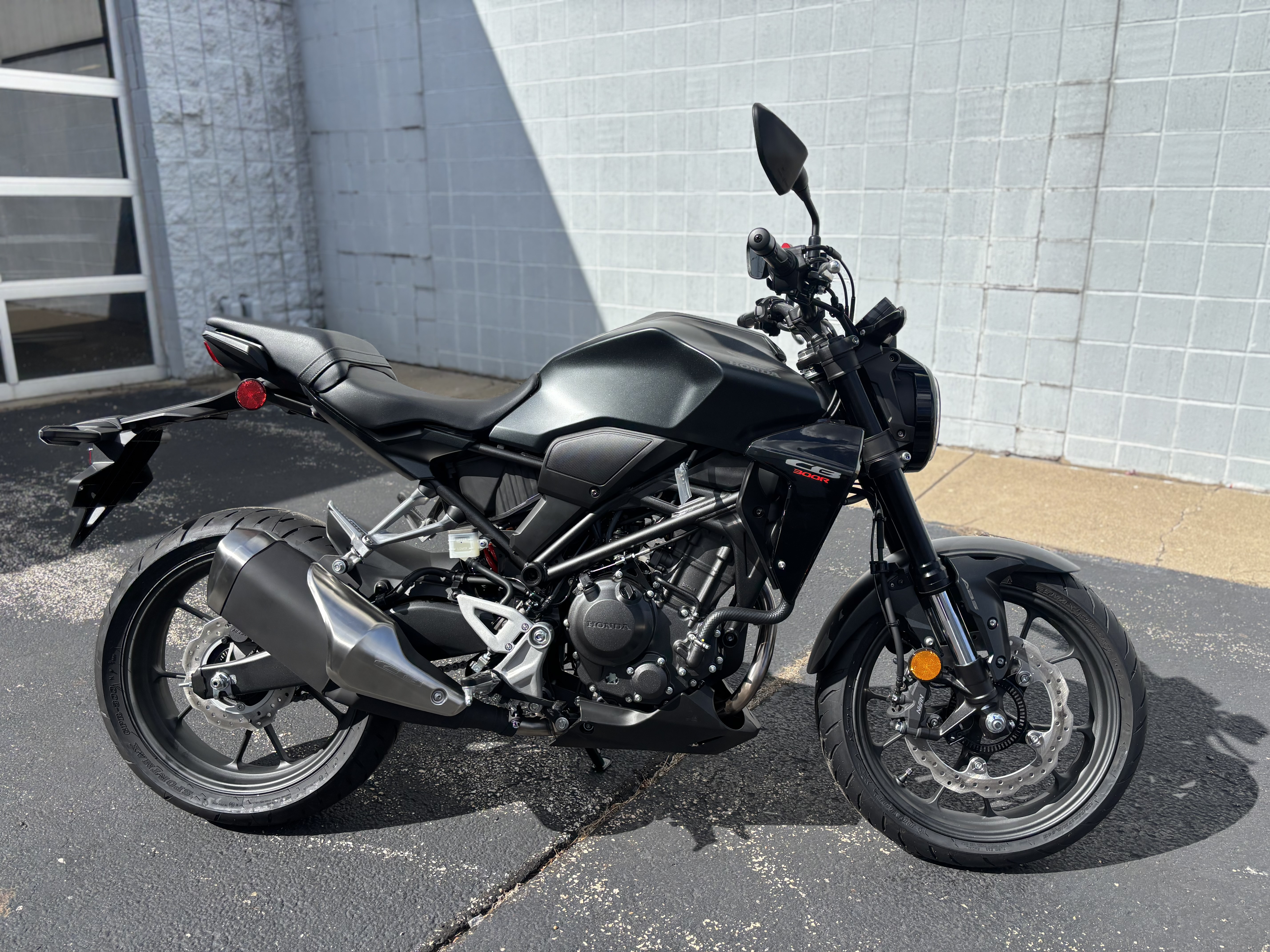 2025 Honda CB300R ABS - Photo 2