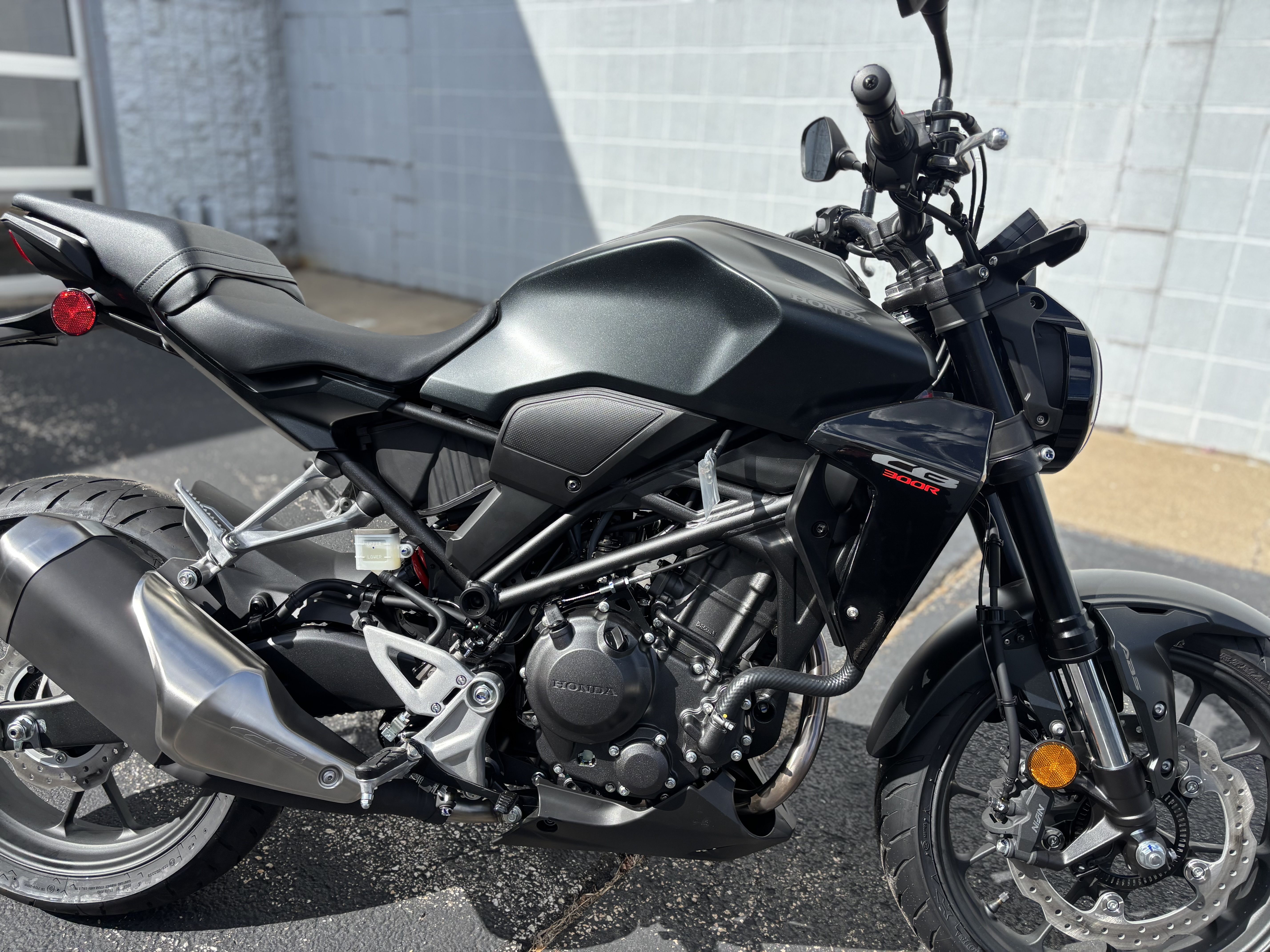 2025 Honda CB300R ABS - Photo 4