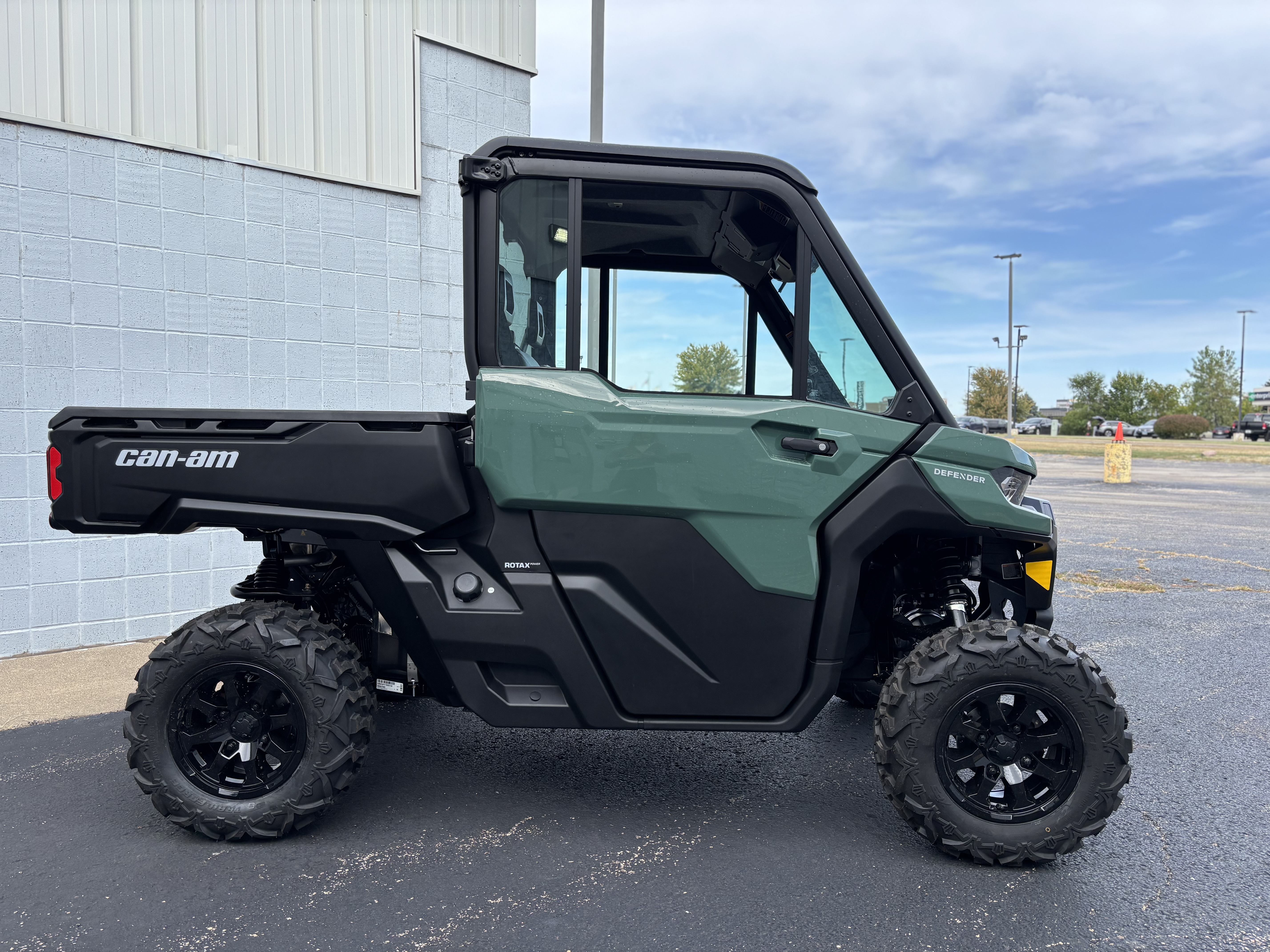 2026 Can-Am DEFENDER DPS CAB HD9 - Photo 2