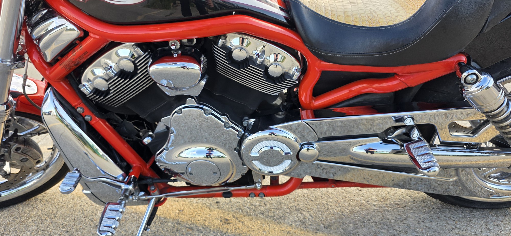 2006 Harley-Davidson® CVS VROD SE2 - Photo 2