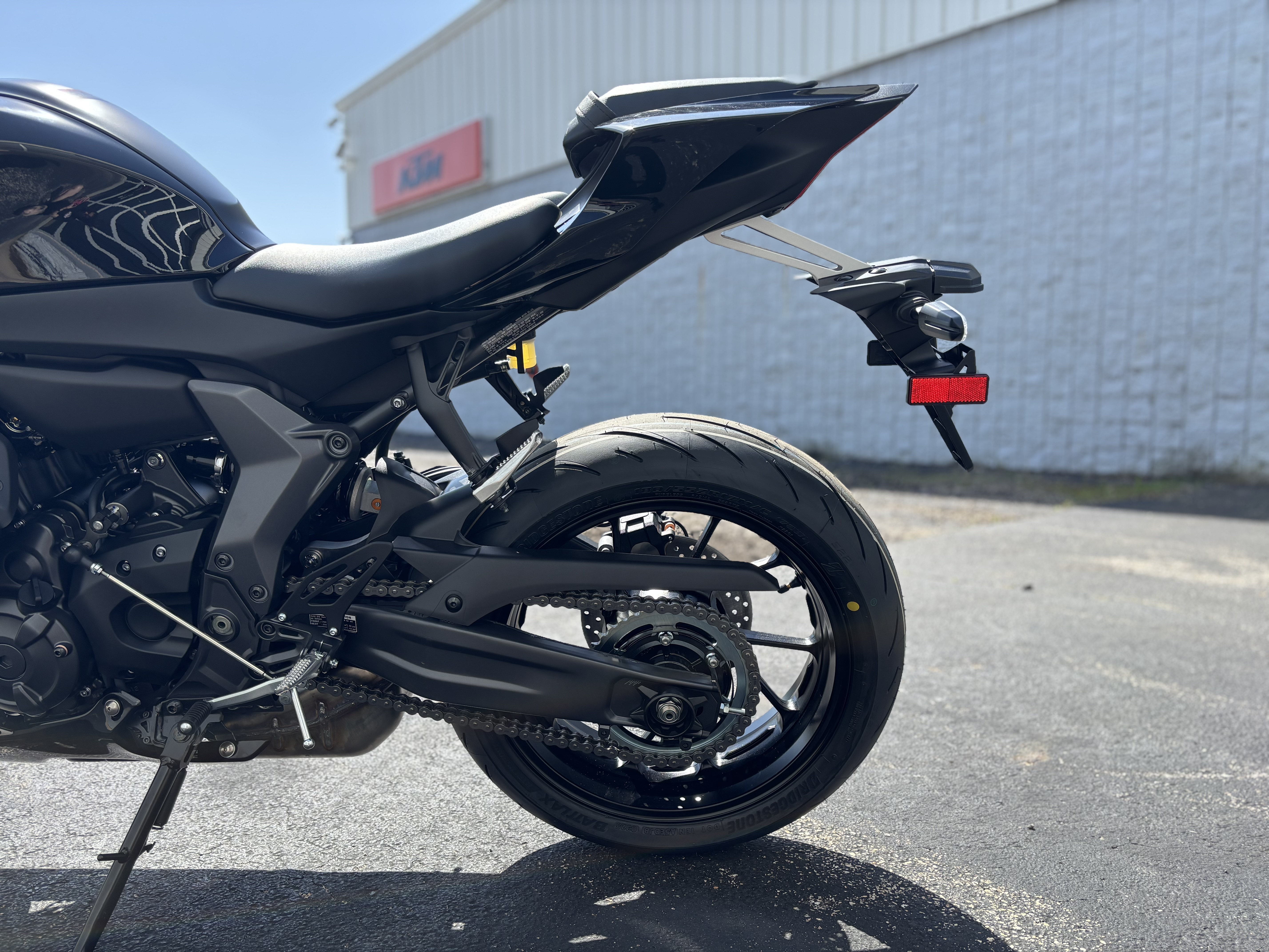 2025 Yamaha YZF R7 - Photo 11