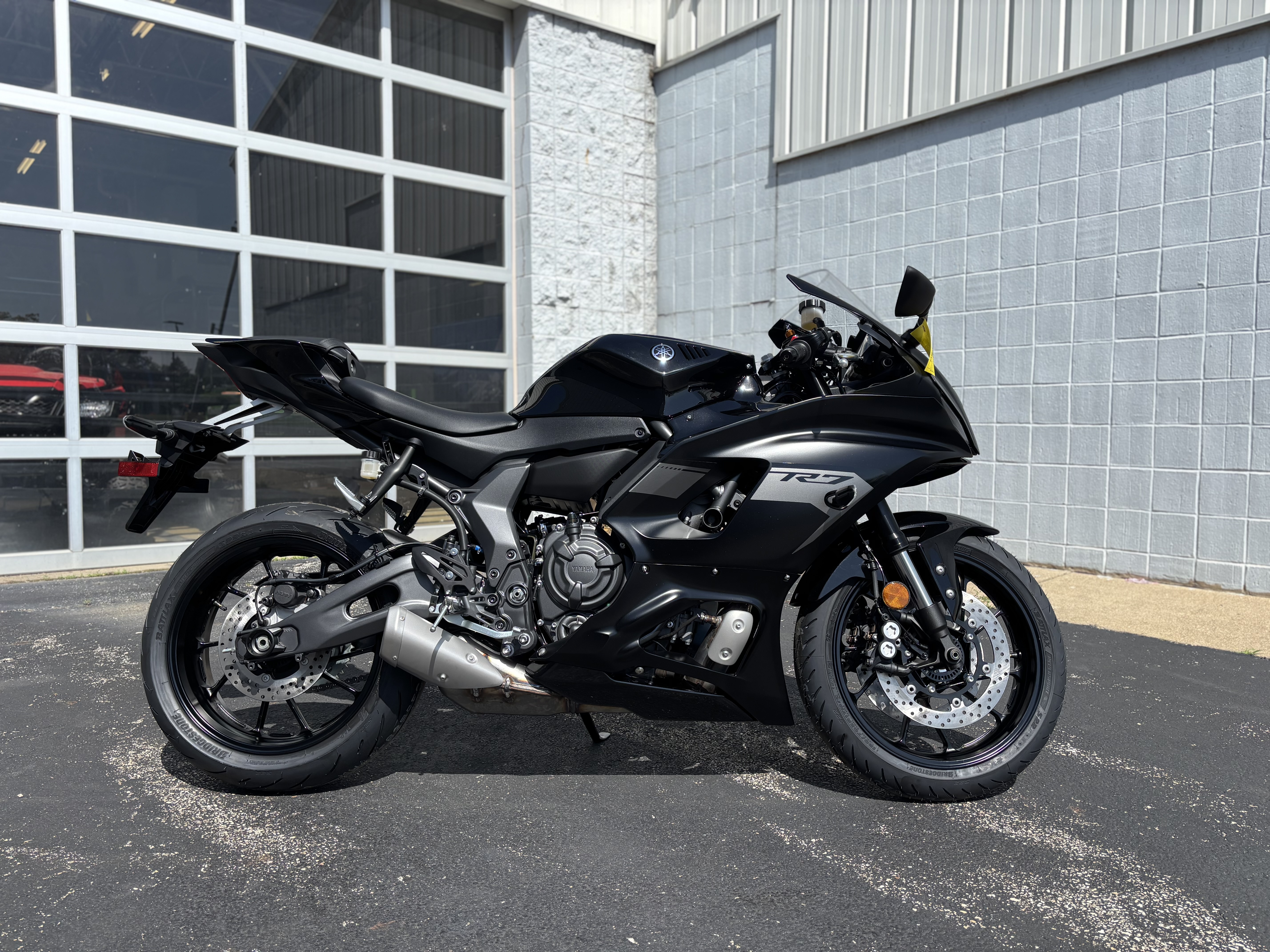 2025 Yamaha YZF R7 - Photo 2