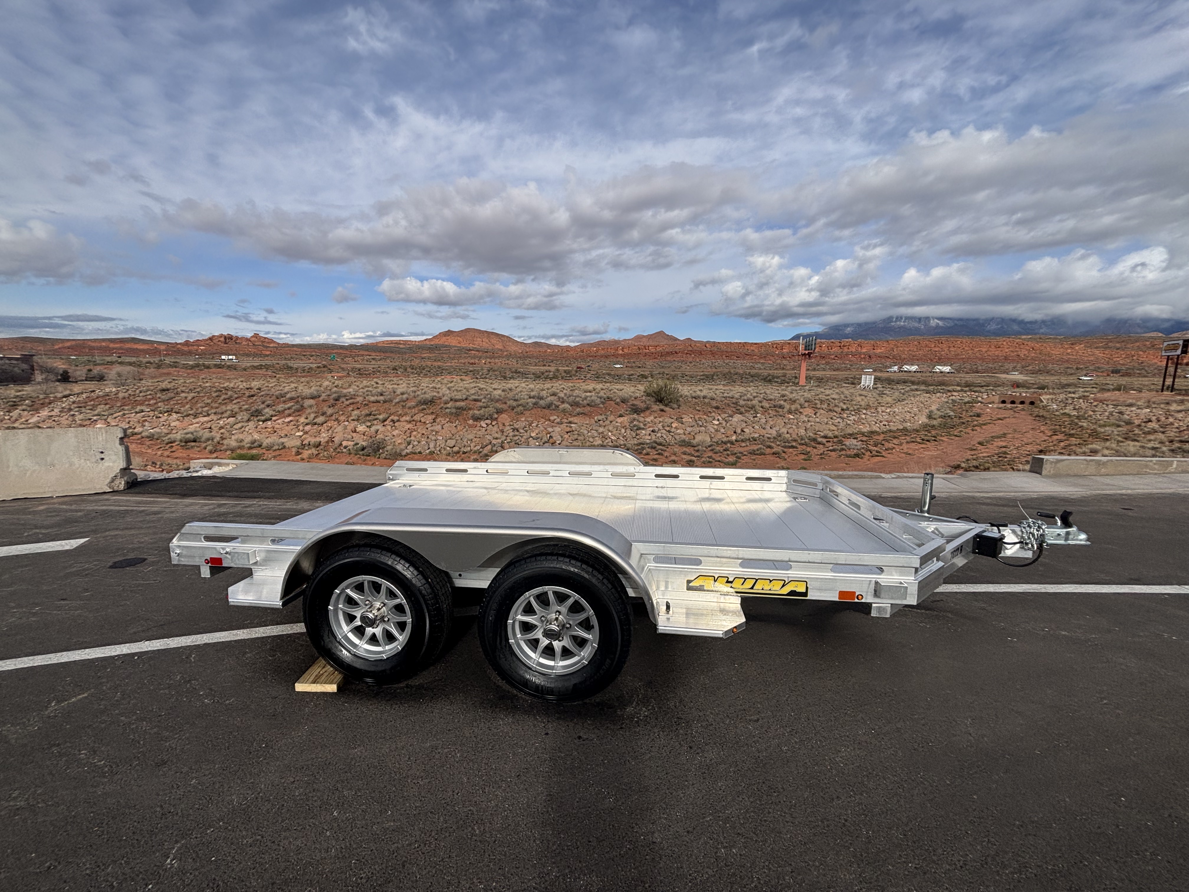 2026 78''X12' Bi-Fold Tailgate