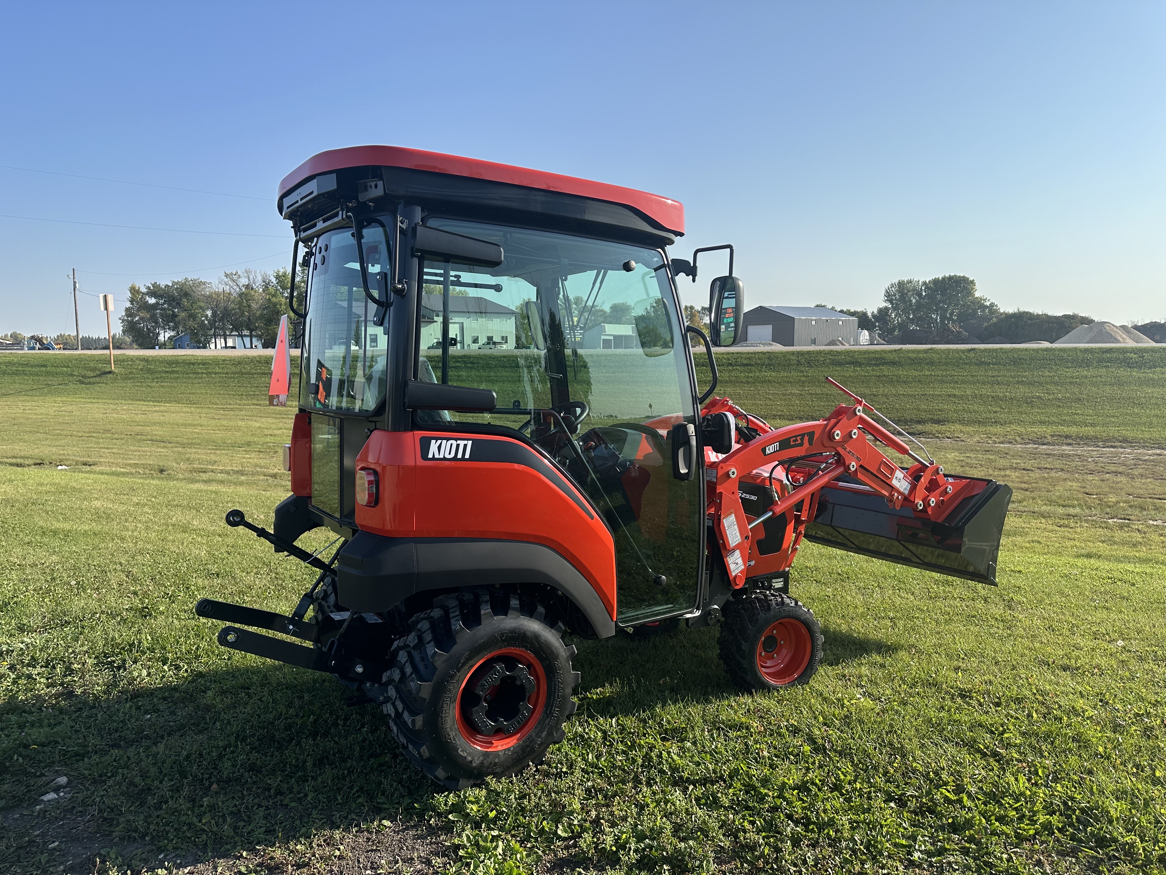 2025 KIOTI CS Series 2530 Cab - Photo 4