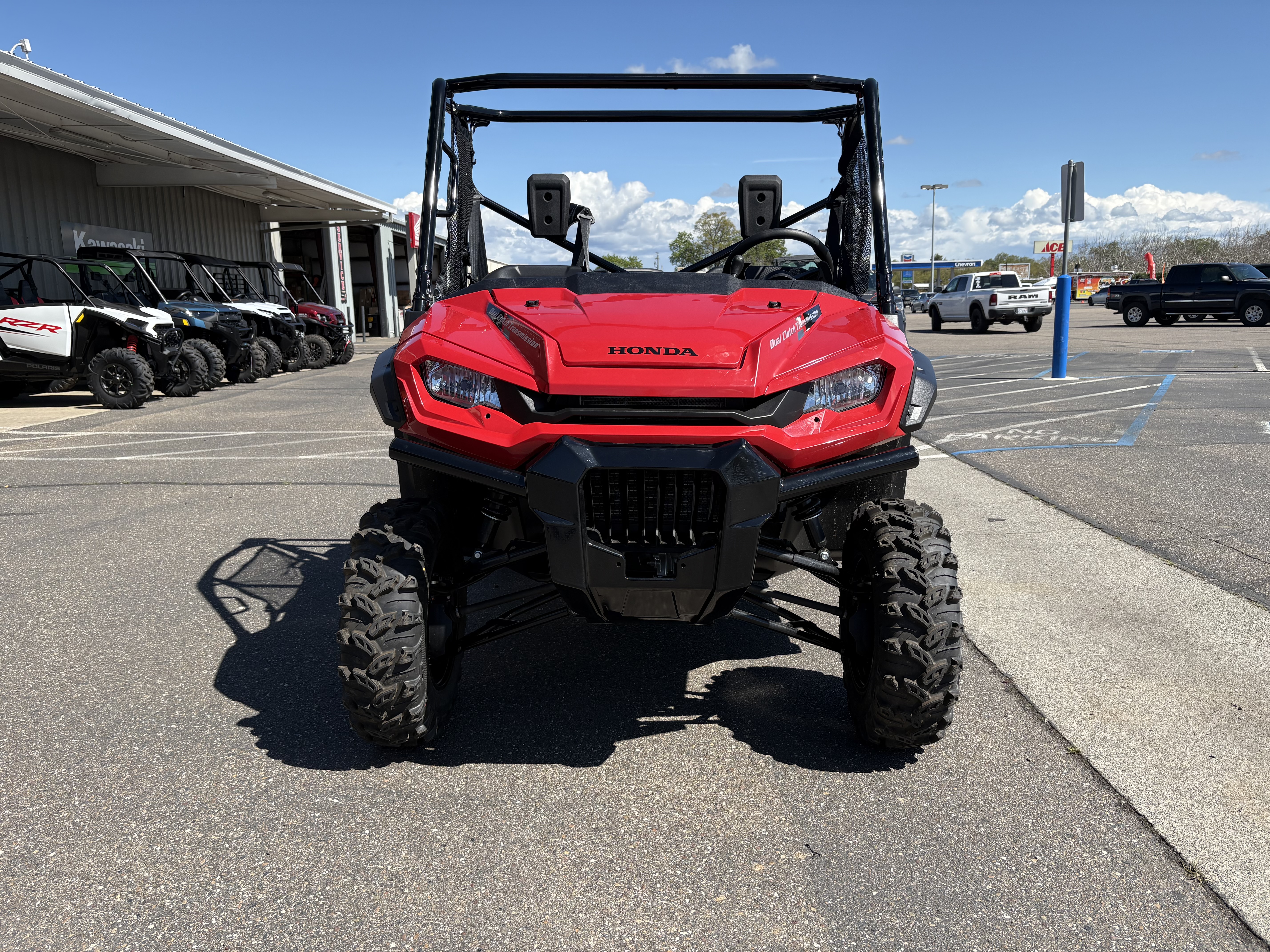 2025 Honda Pioneer 1000 - Photo 2