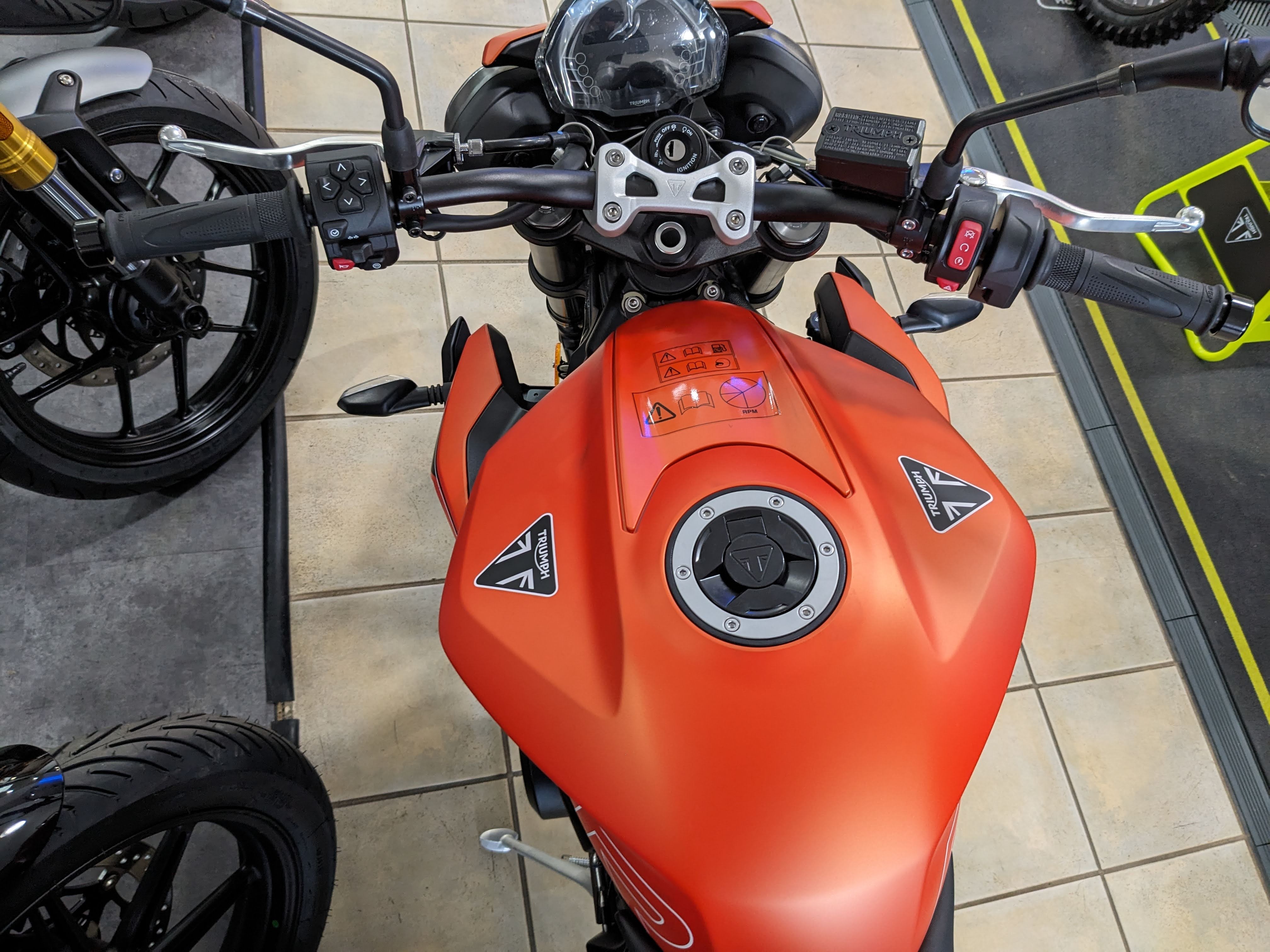 2025 Triumph Street Triple 765 R - Photo 6