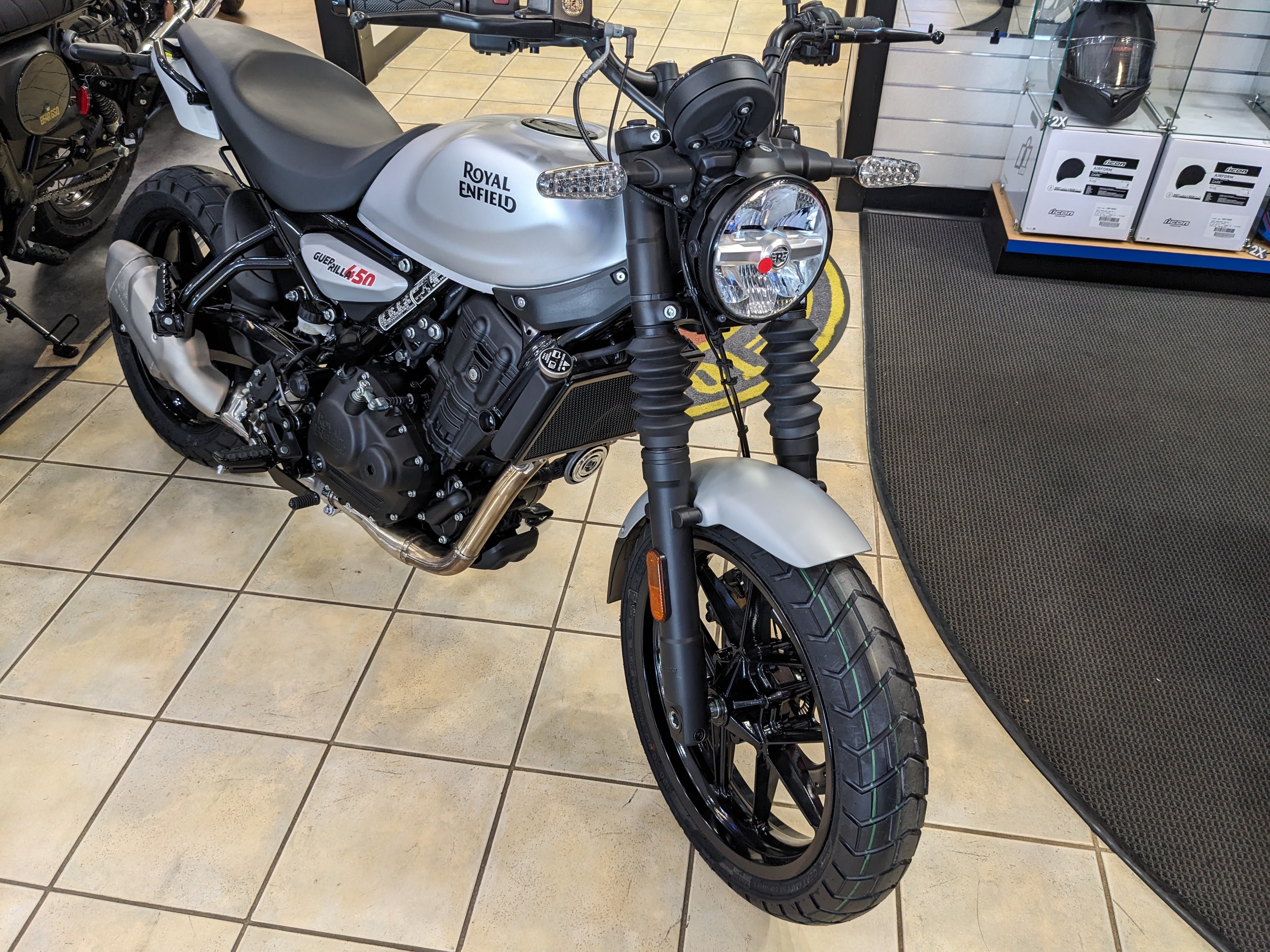 2026 Royal Enfield Guerrilla 450 - Photo 2