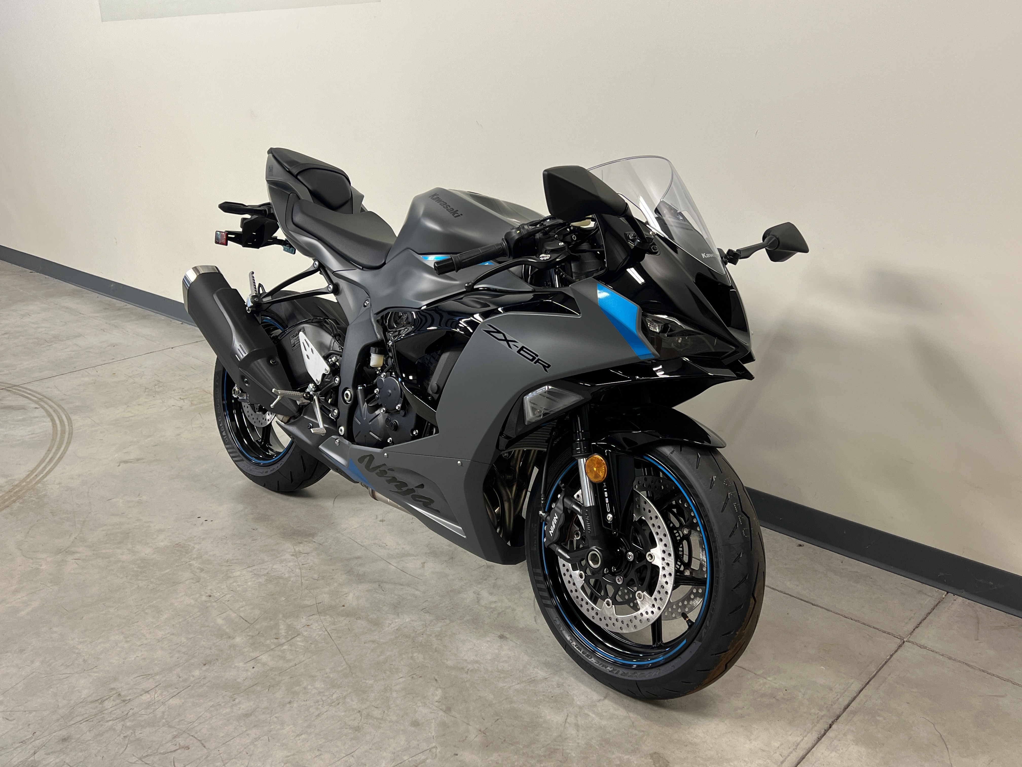 MASTERS フラッグ　2025 Kawasaki Ninja ZX-4R 400 2025 - Motorcycle specifications