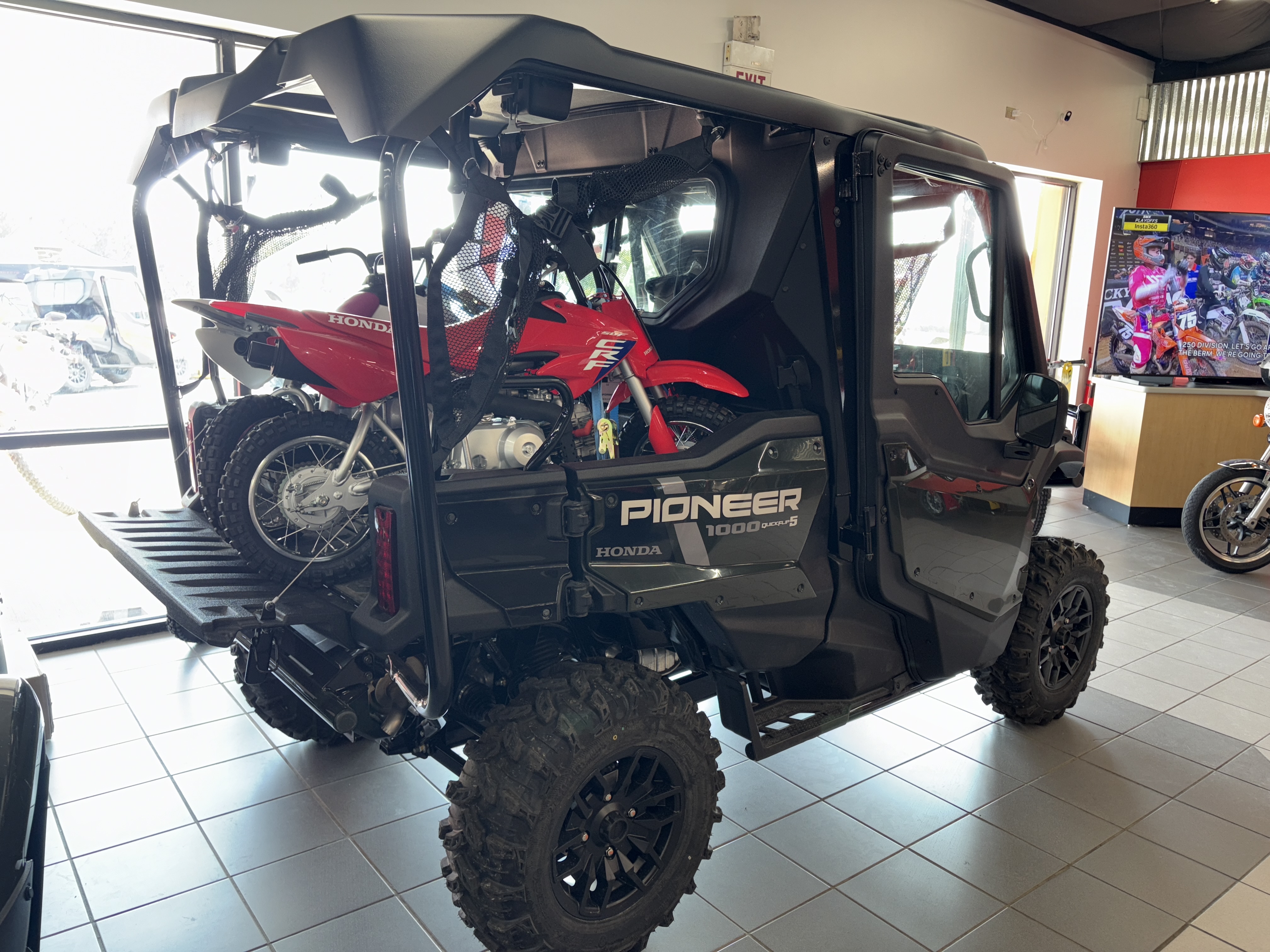 2025 Honda Pioneer 1000-5 Deluxe - Photo 3