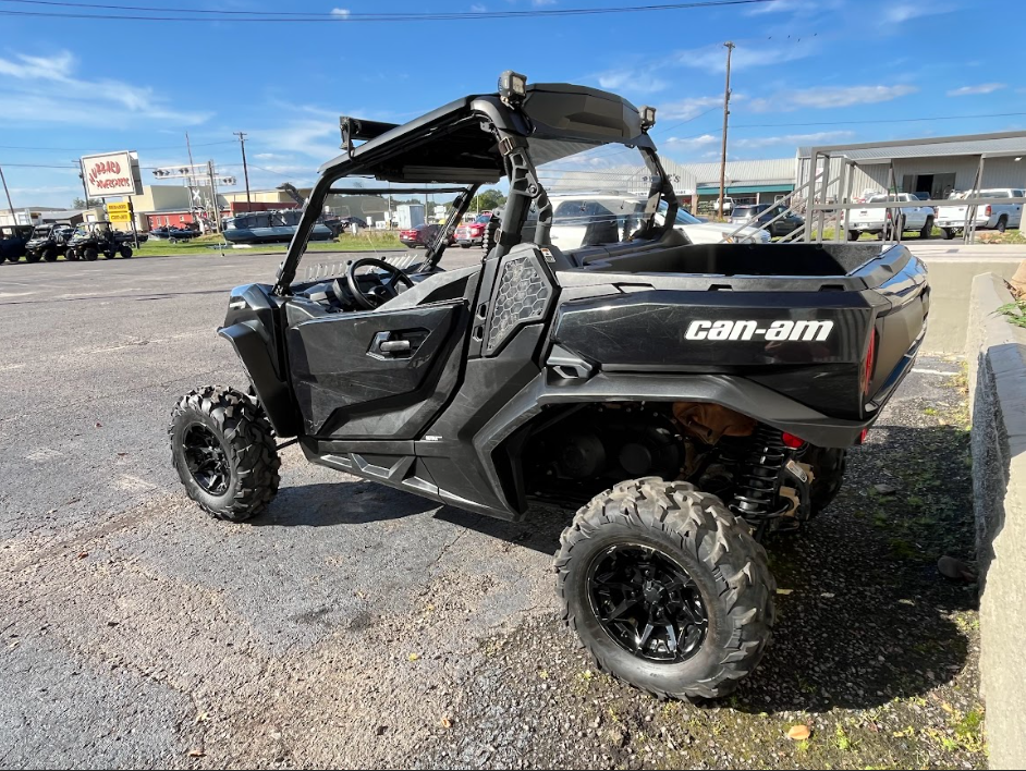 2024 Can-Am Commander XT 700 Red / Black - Photo 2