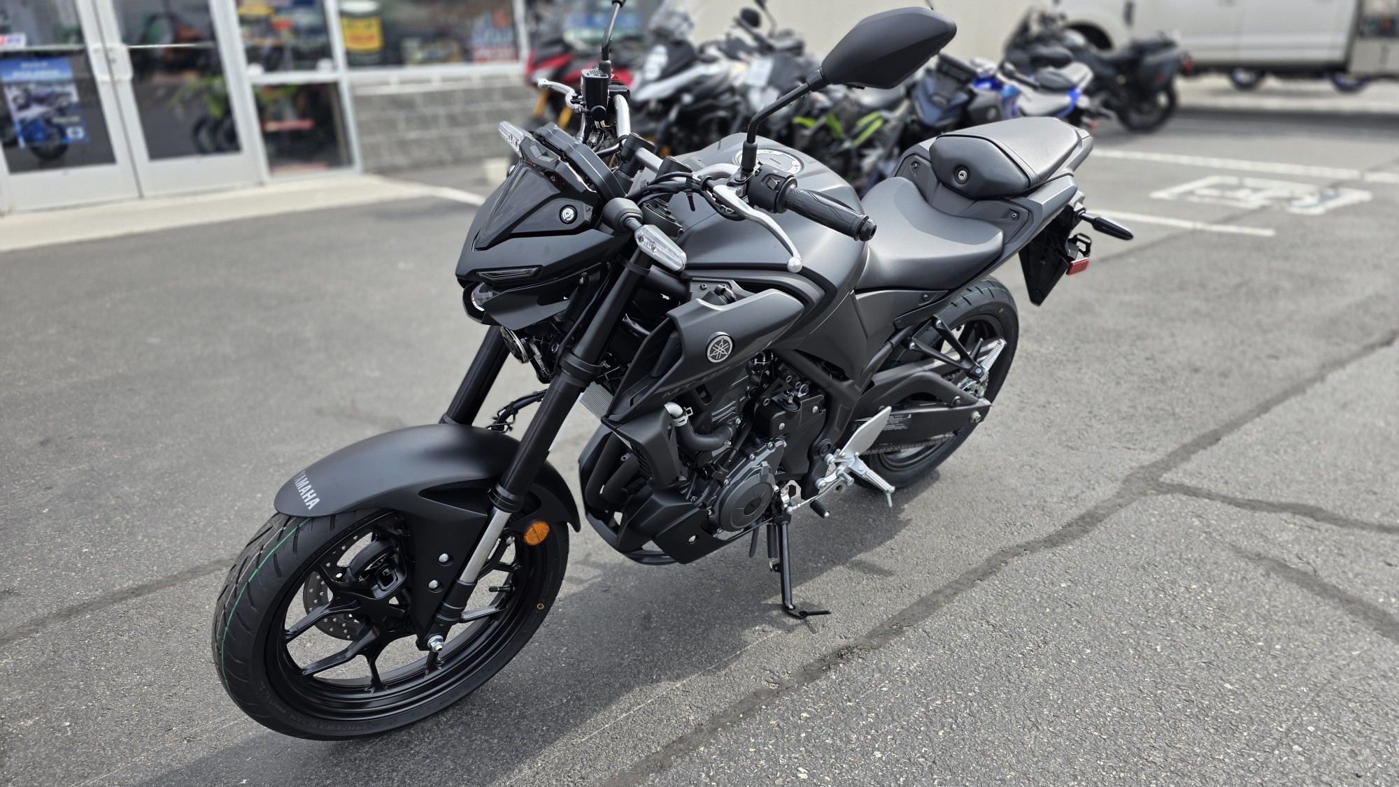 2025 Yamaha MT 03 - Photo 2
