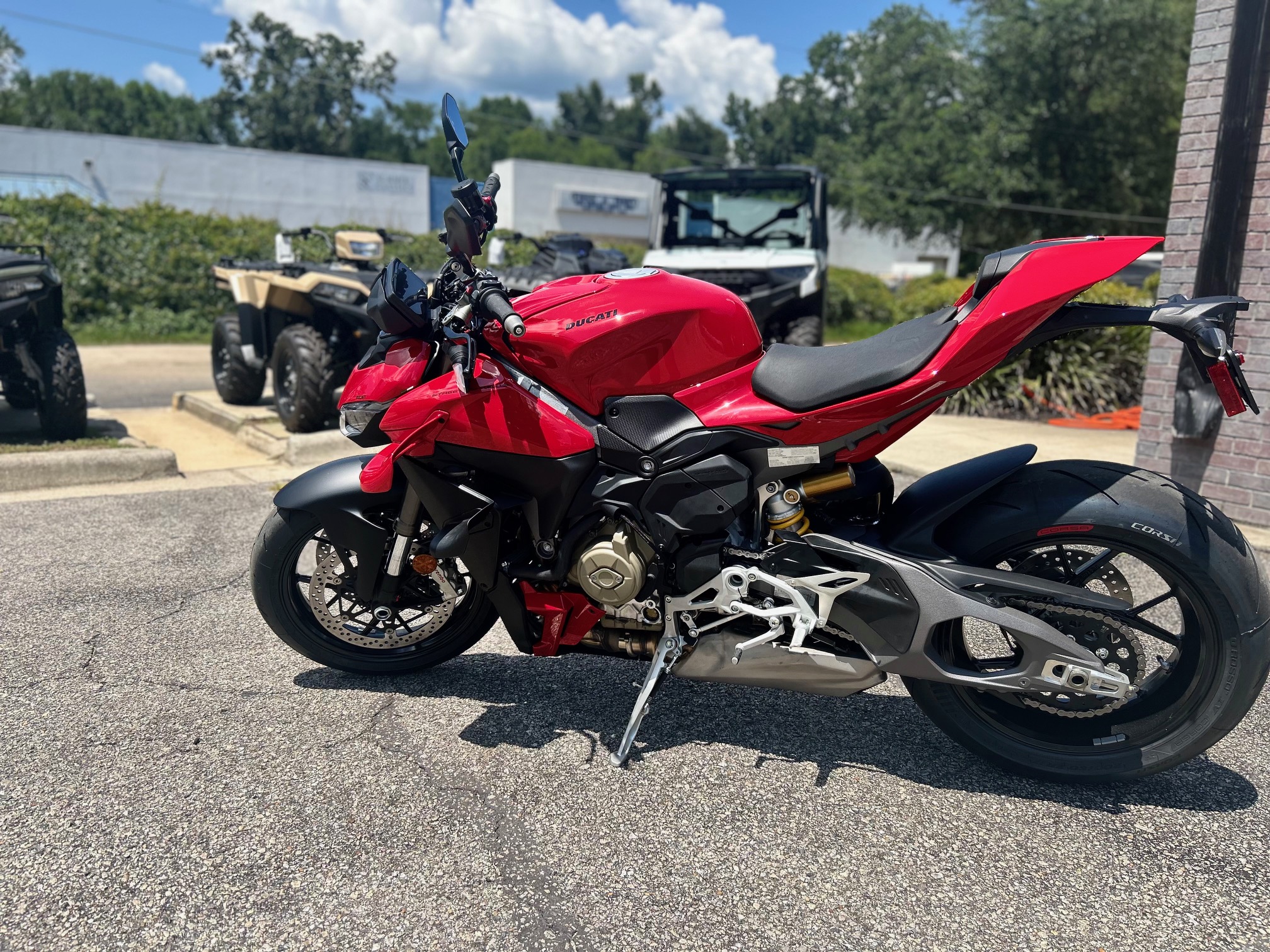 2025 Ducati Streetfighter V4 - Photo 2