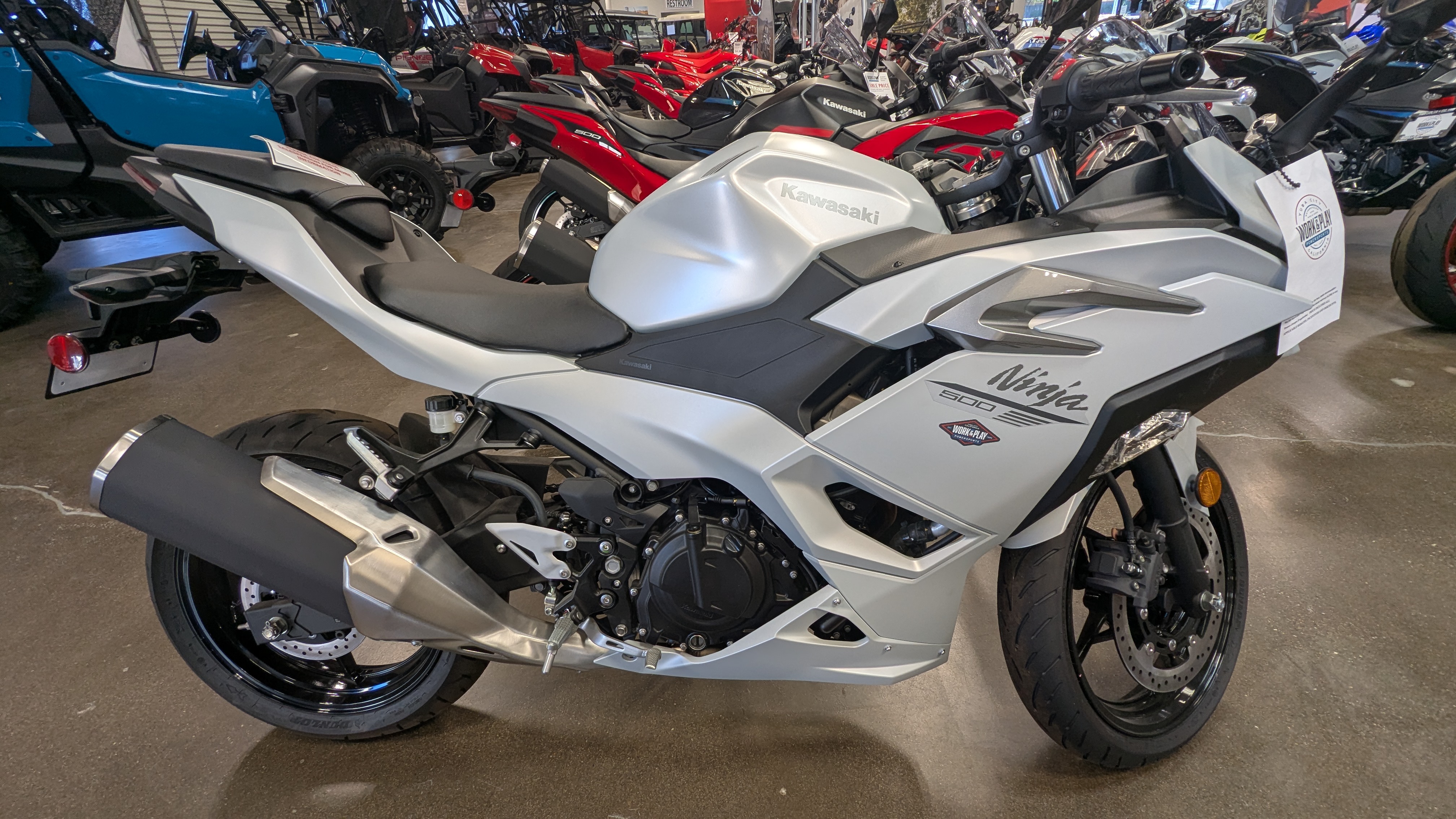 2025 Kawasaki NINJA 500 - Photo 2
