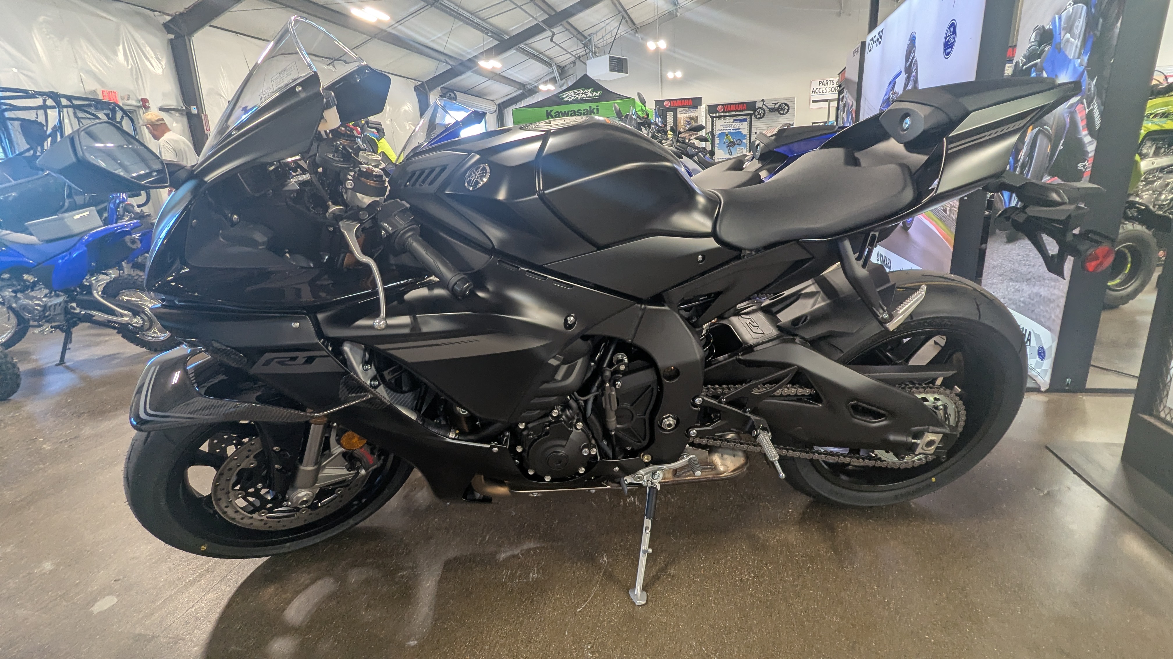 2025 Yamaha YZF-R1 - Photo 2