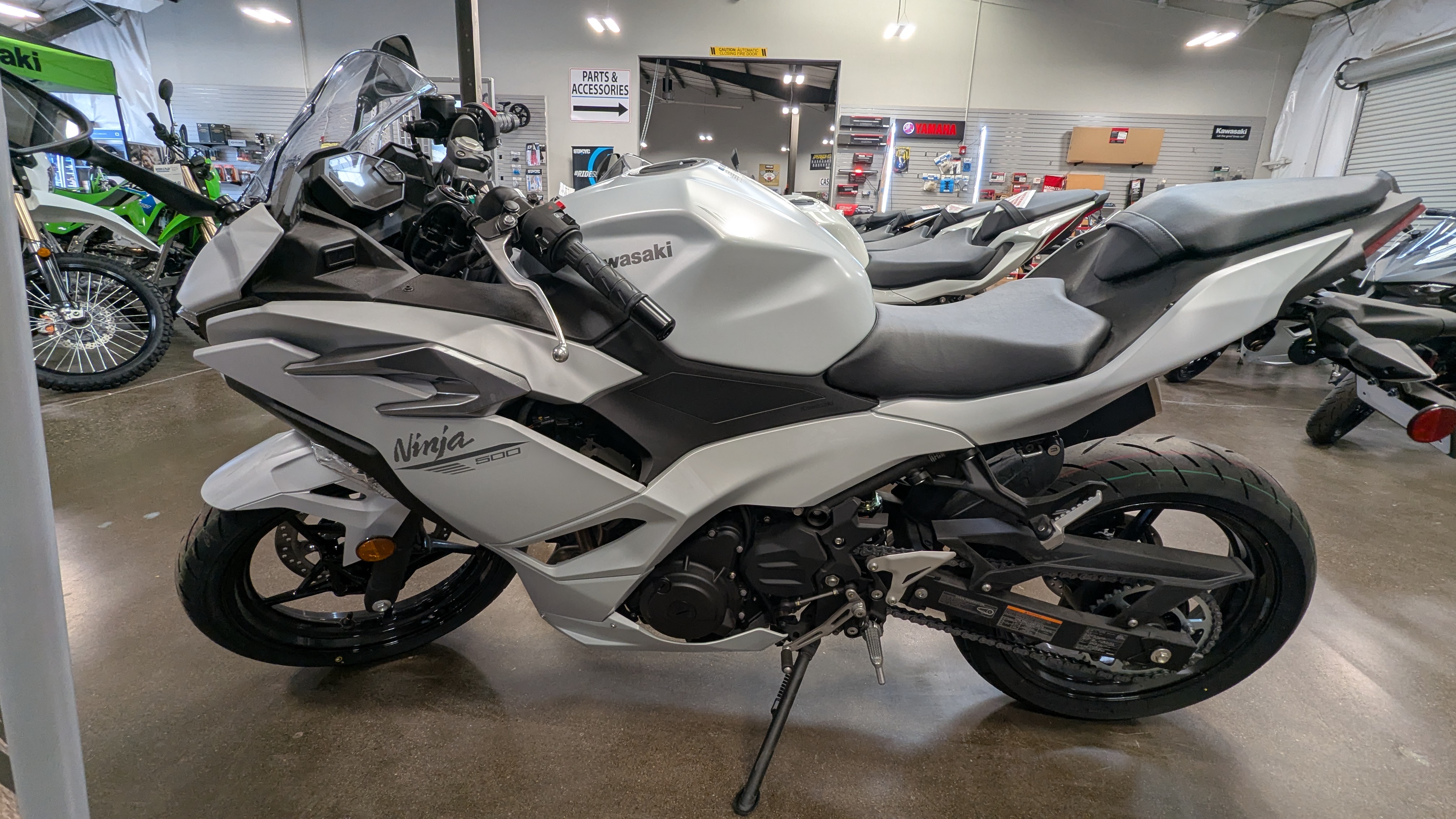 2025 Kawasaki NINJA 500 - Photo 2