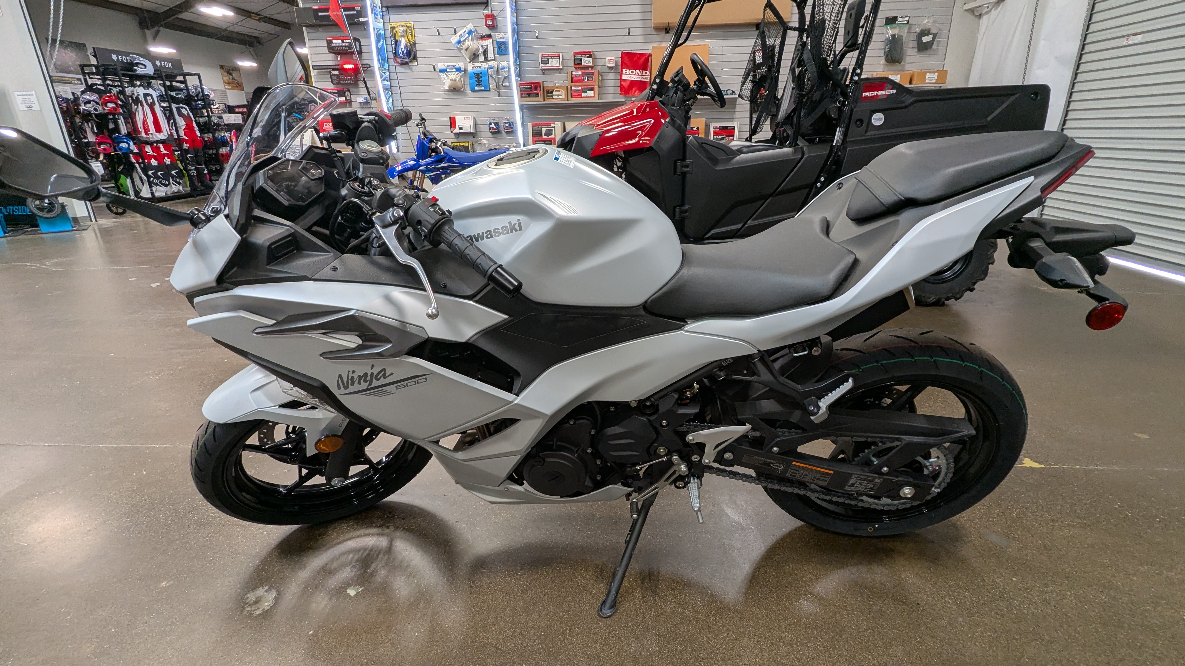 2025 Kawasaki NINJA 500 ABS - Photo 2