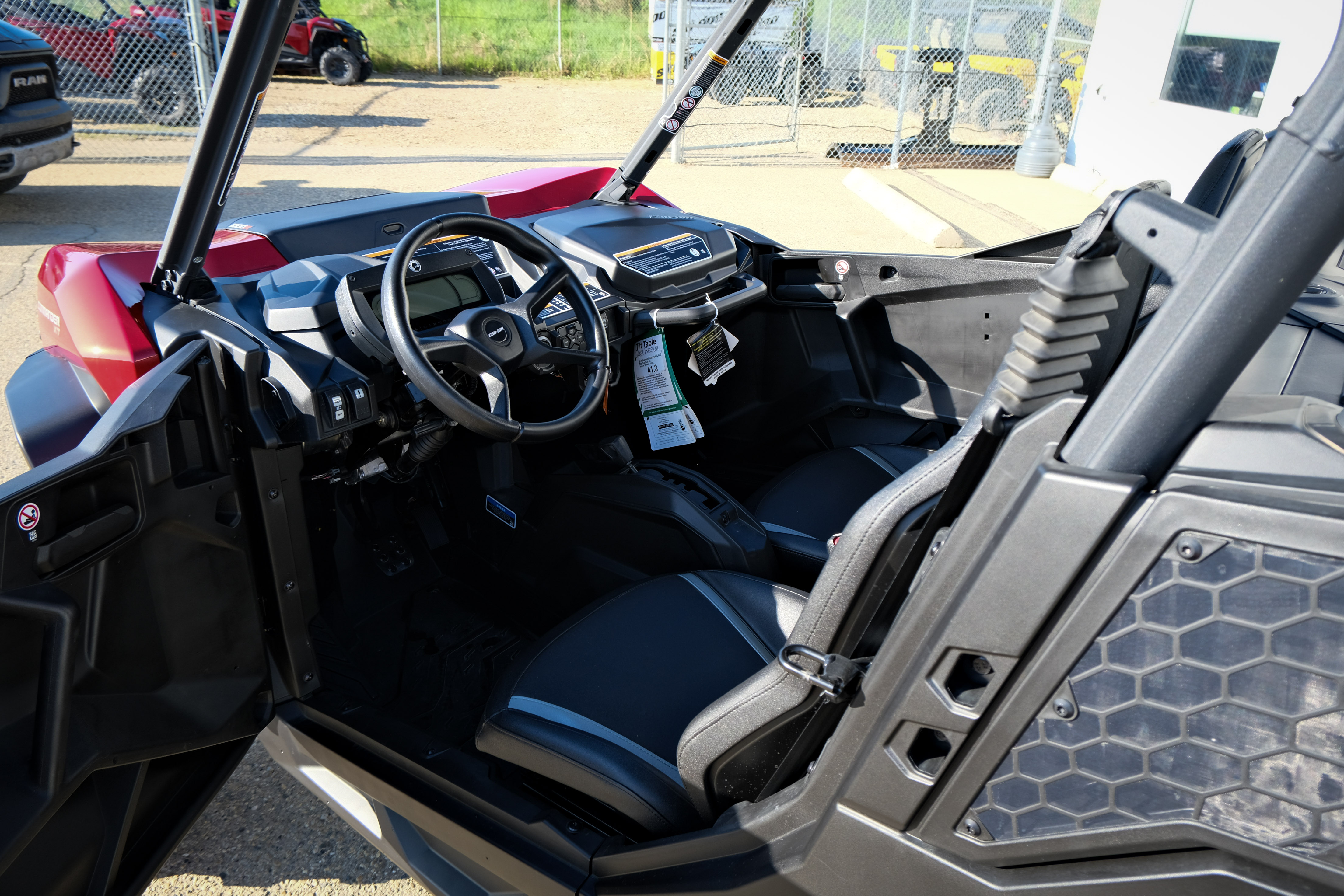 2025 Can-Am Commander XT 1000R - Photo 5