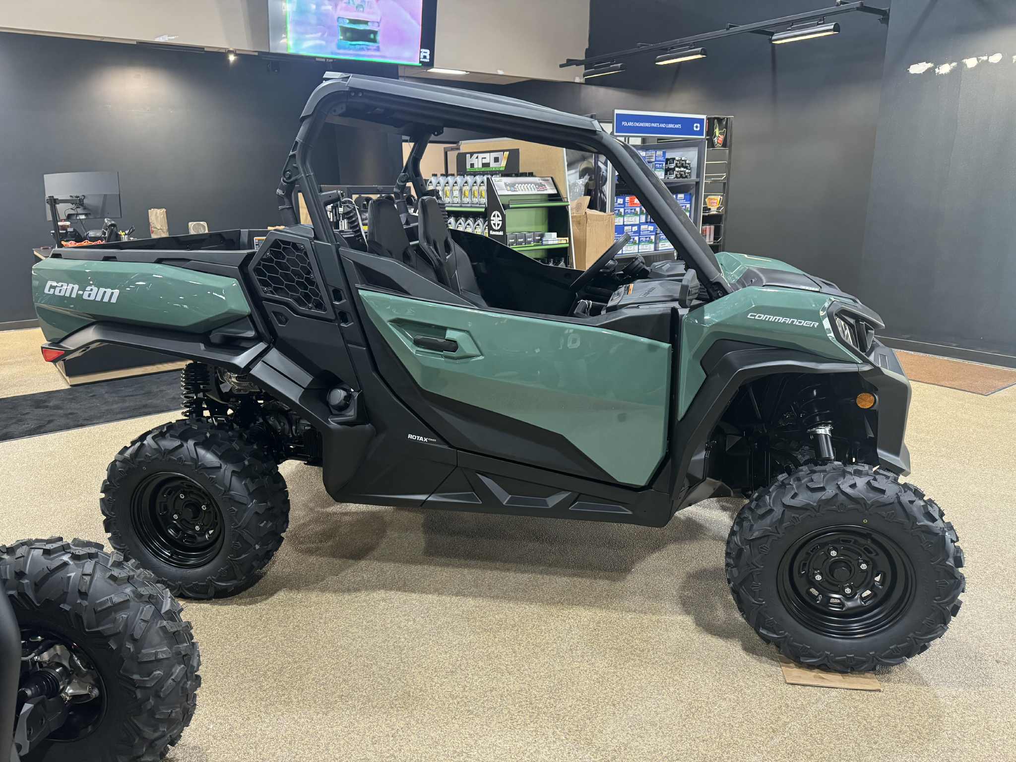 2026 Can-Am COMMANDER DPS 700 w/ACCESSORIES - Photo 8