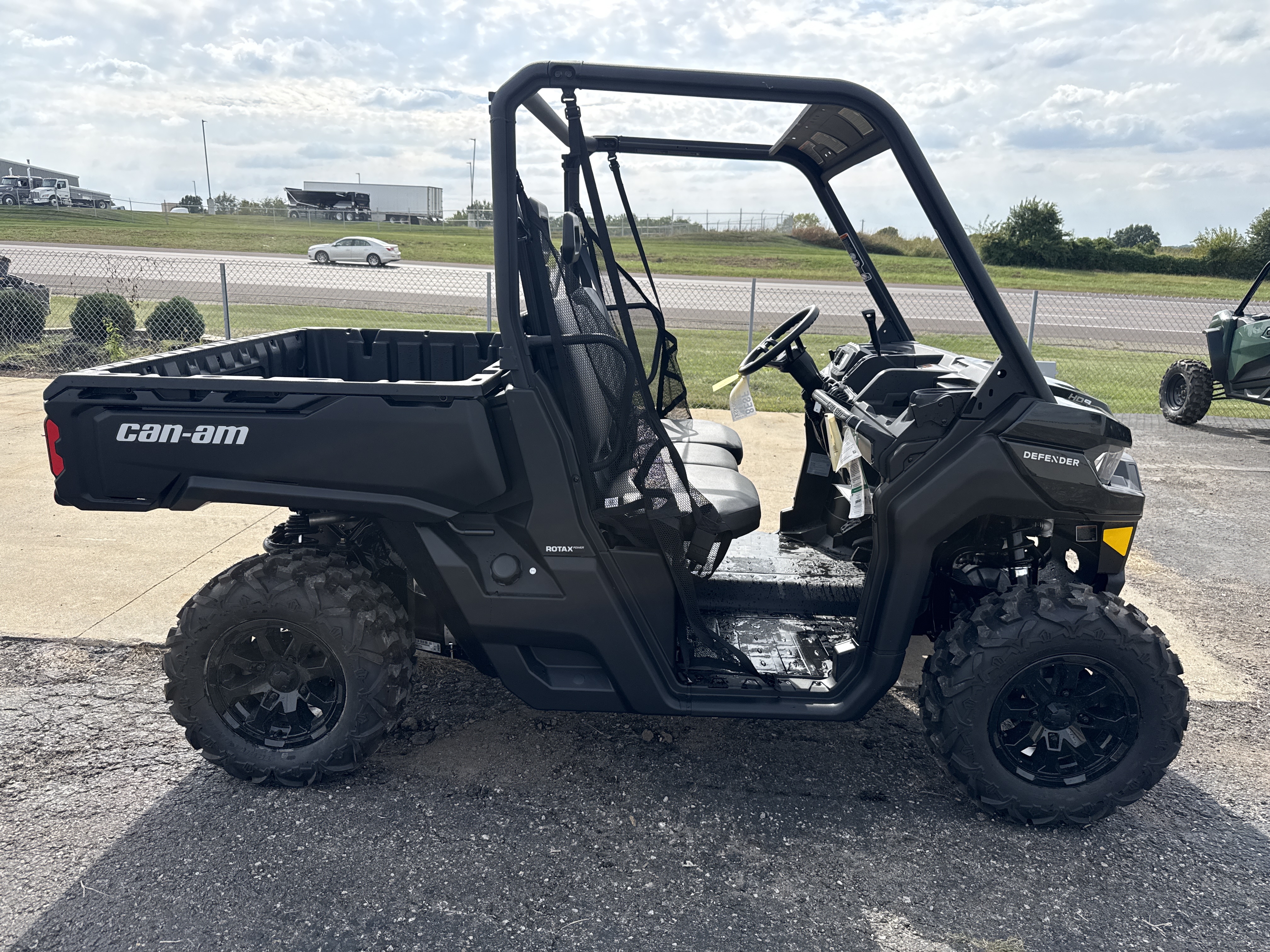 2025 Can-Am Defender HD9 - Photo 5