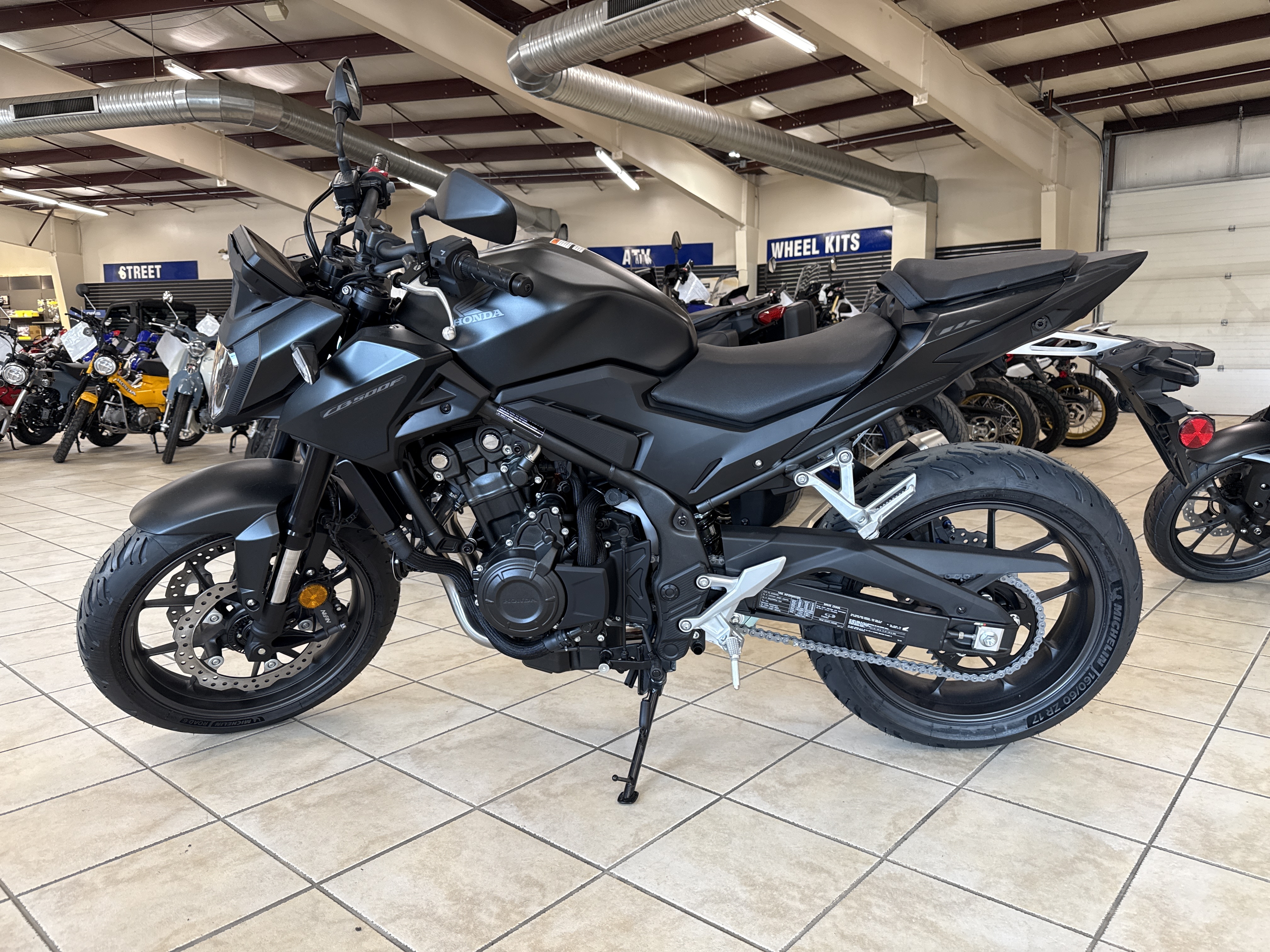 2025 Honda CB500F - Photo 3