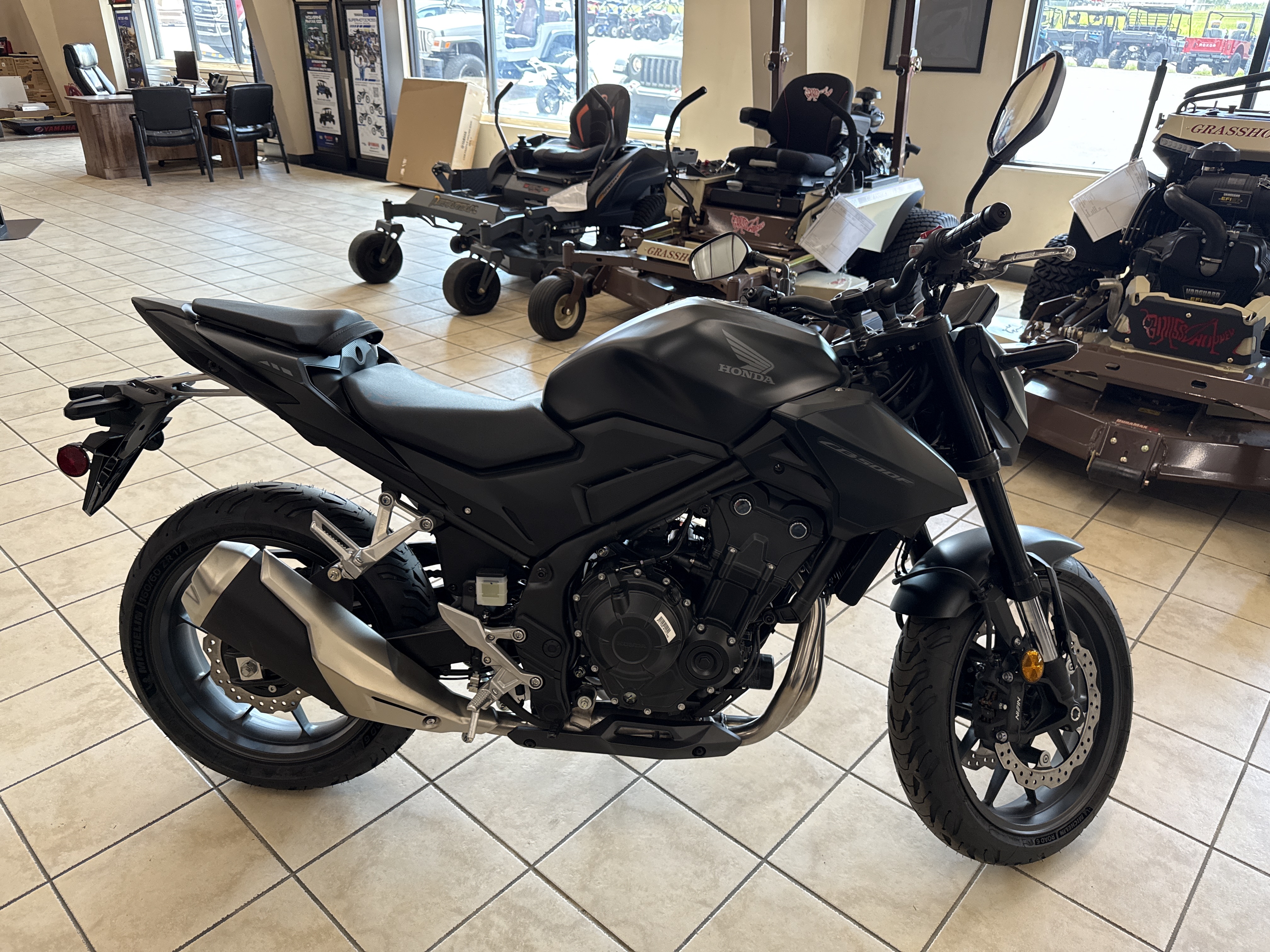 2025 Honda CB500F - Photo 2