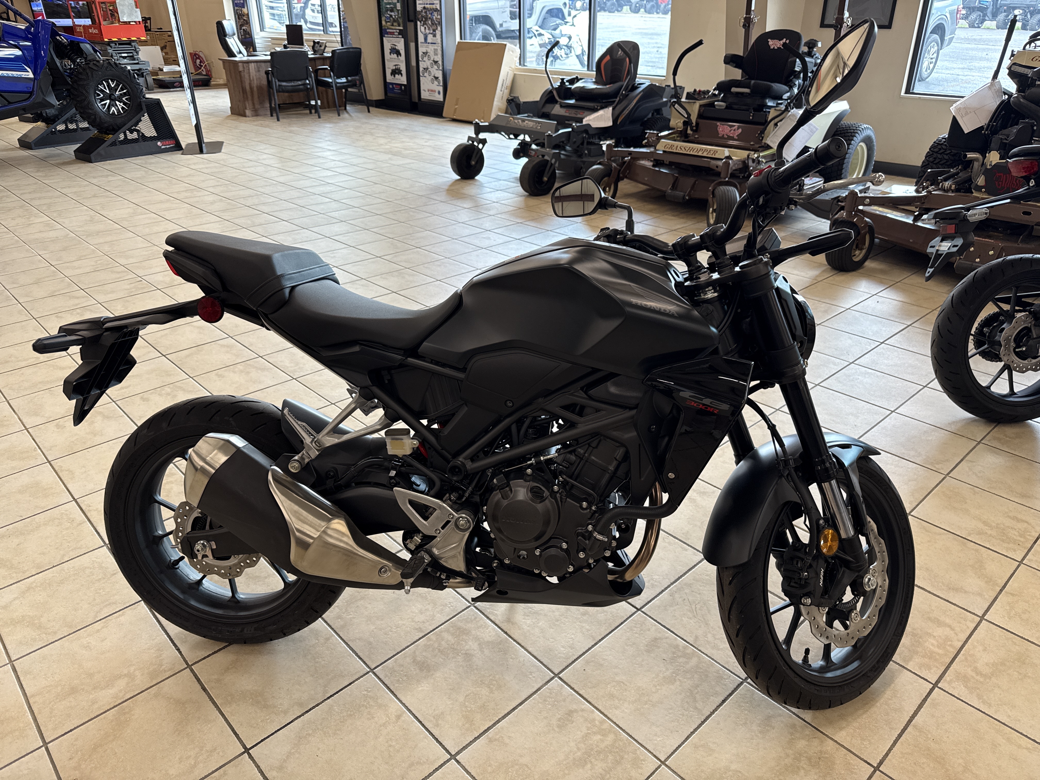 2024 Honda CB300R - Photo 2