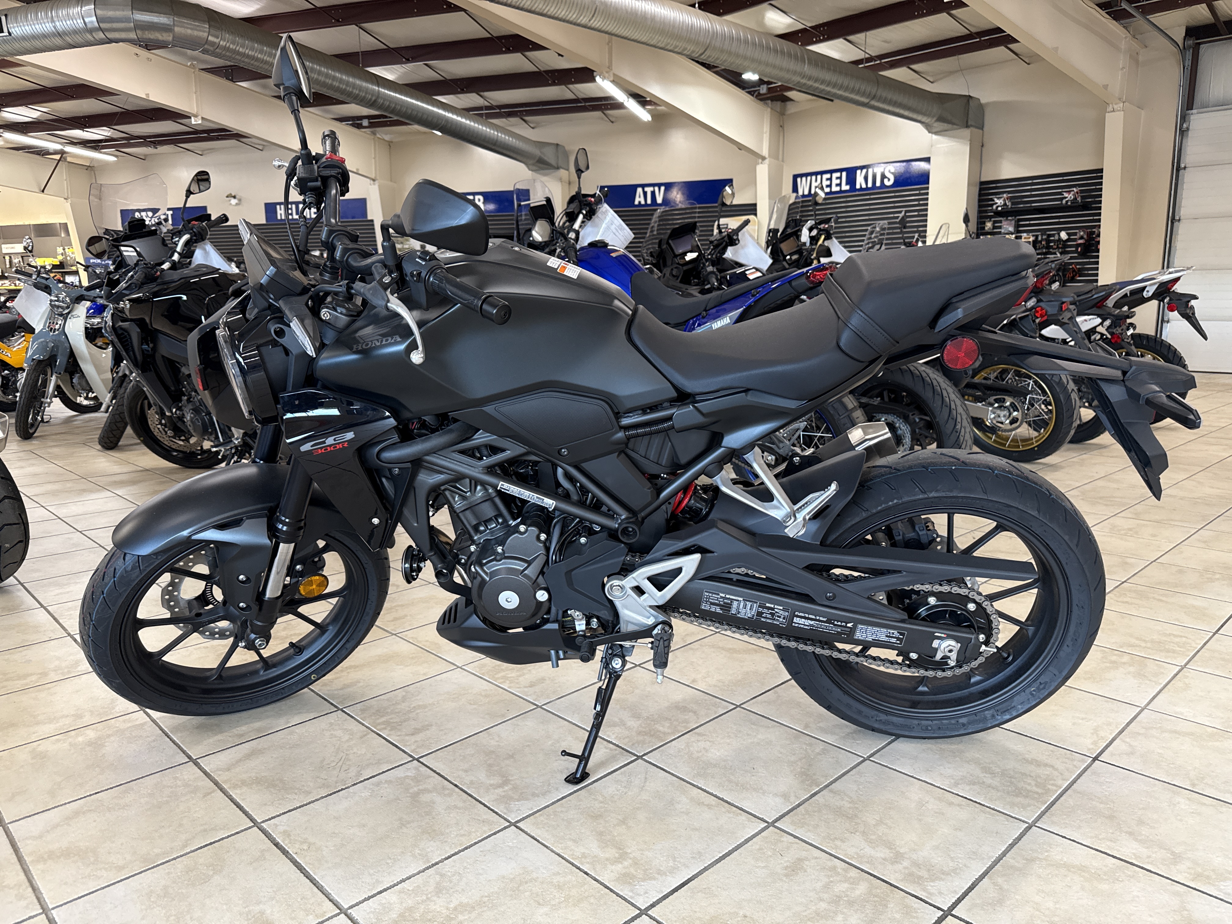 2024 Honda CB300R - Photo 4