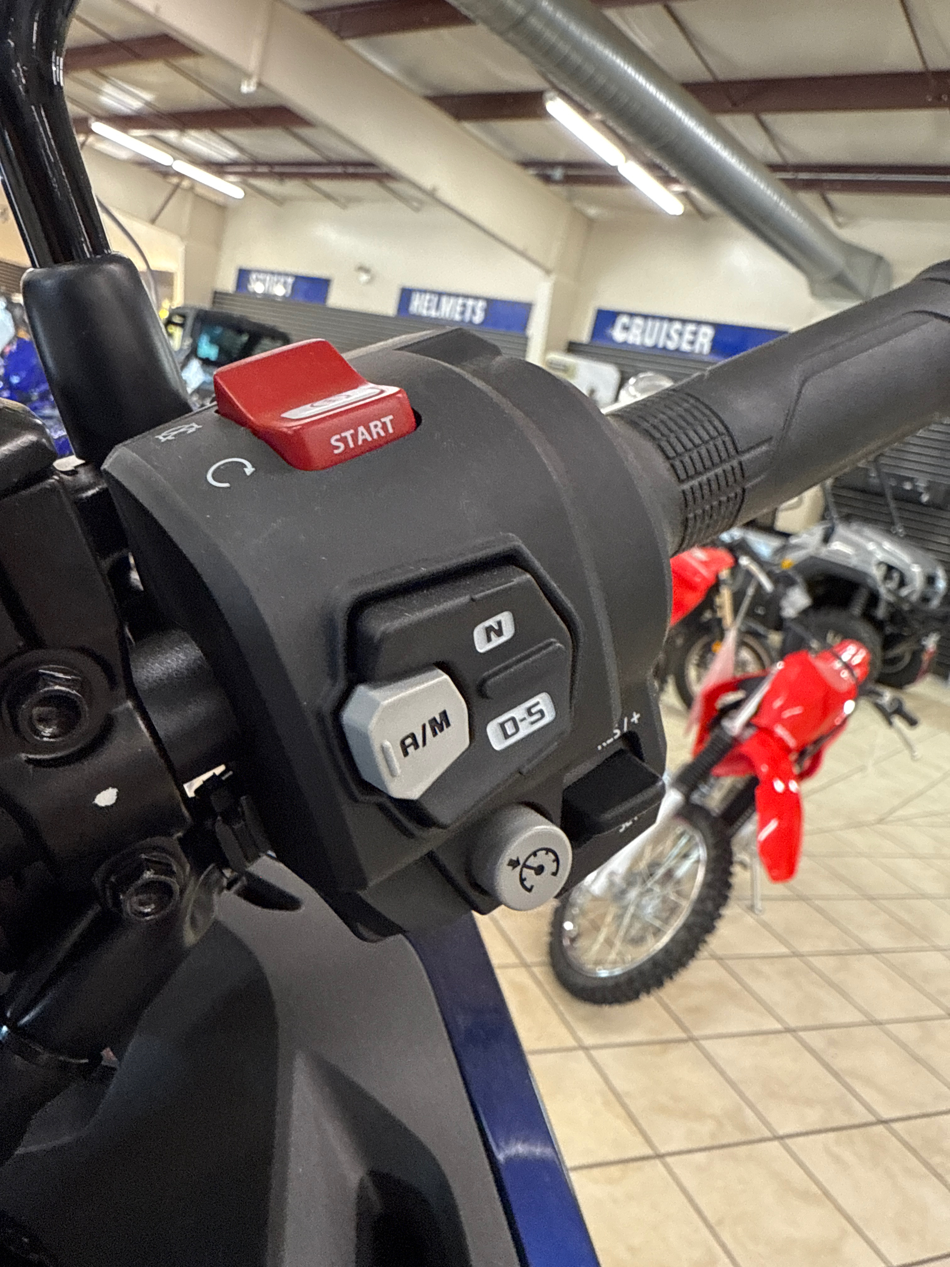 2025 Honda NT1100 - Photo 7