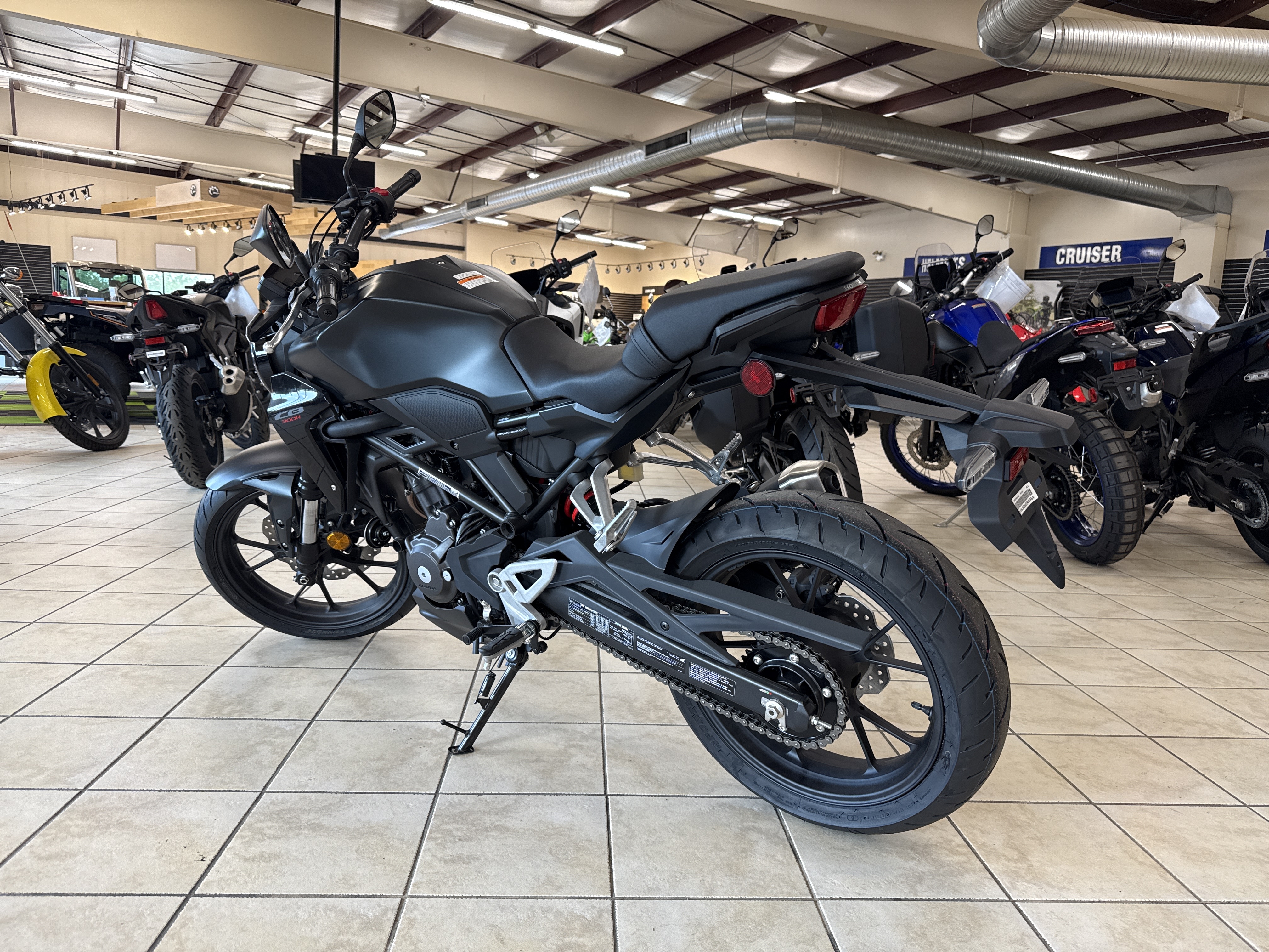 2024 Honda CB300R - Photo 3
