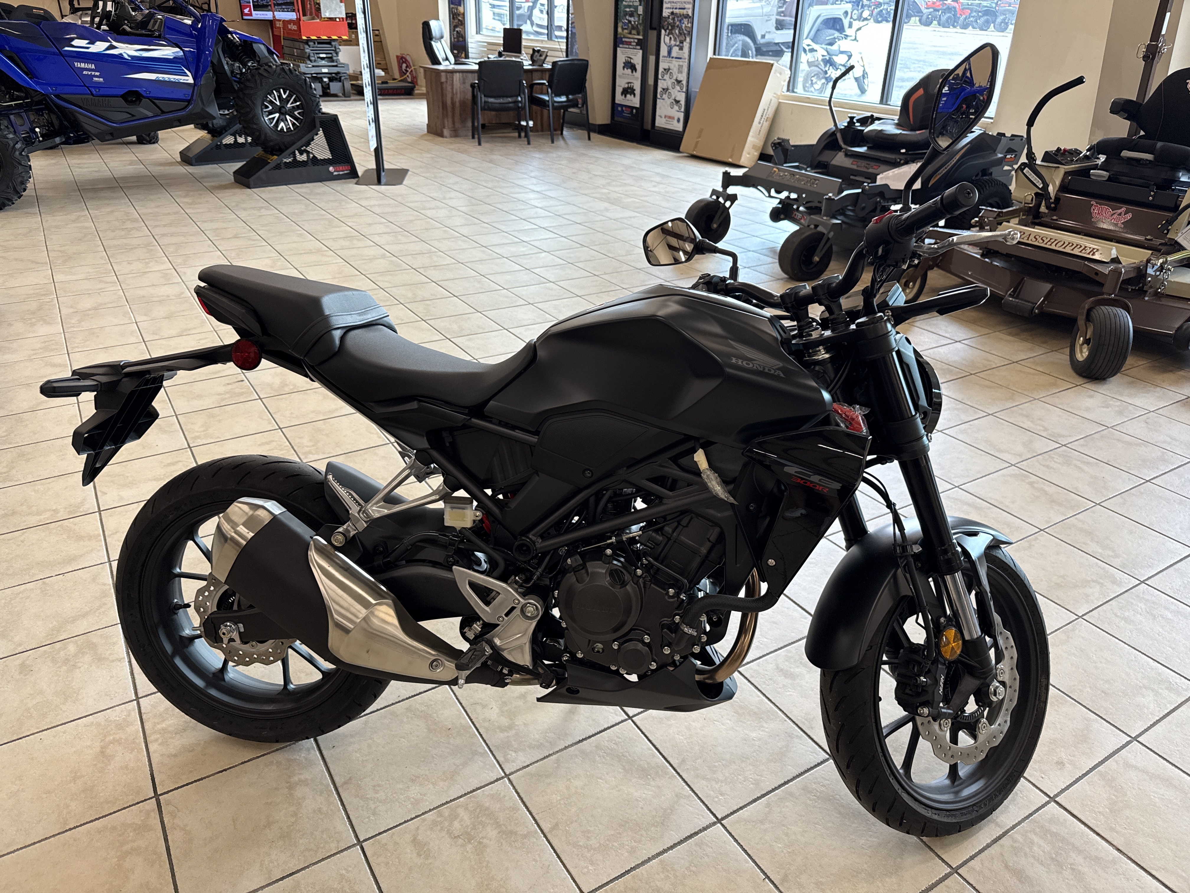 2024 Honda CB300R - Photo 2