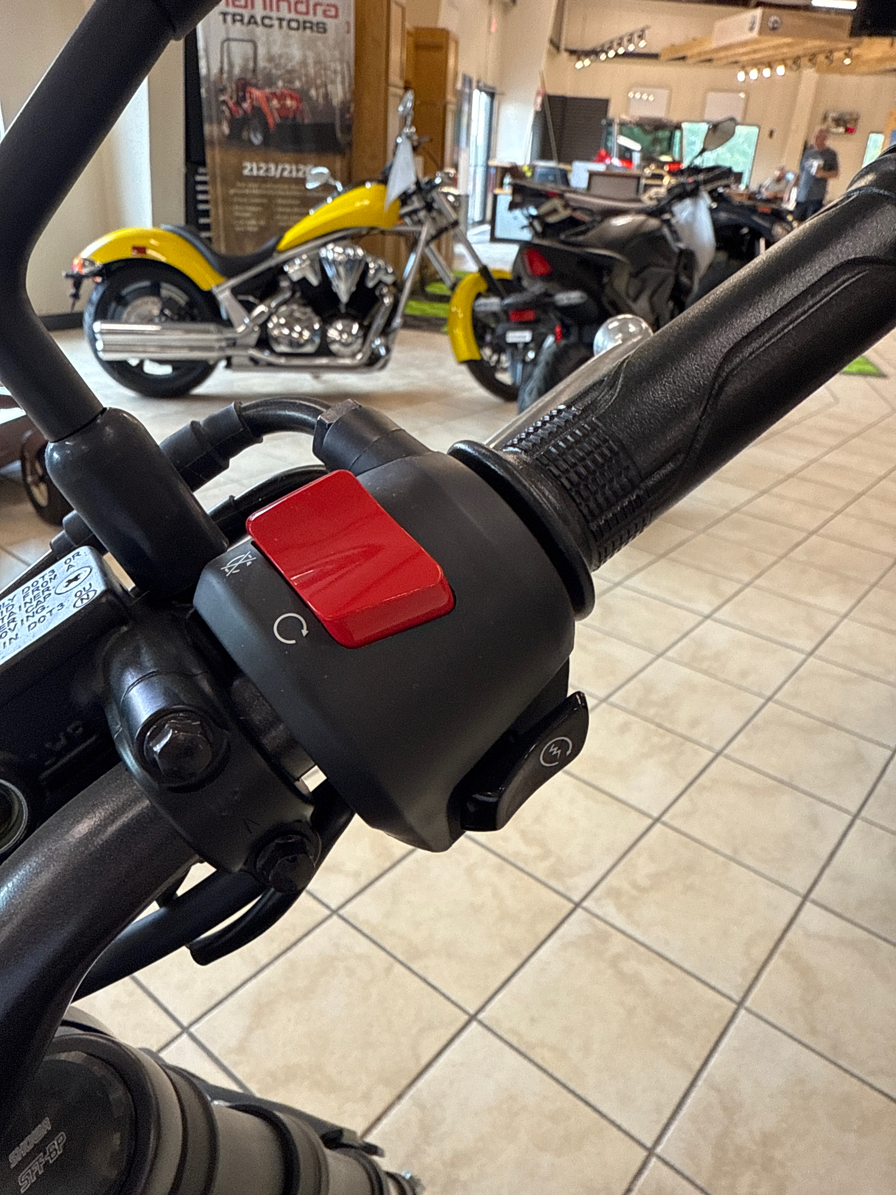 2024 Honda CB300R - Photo 7