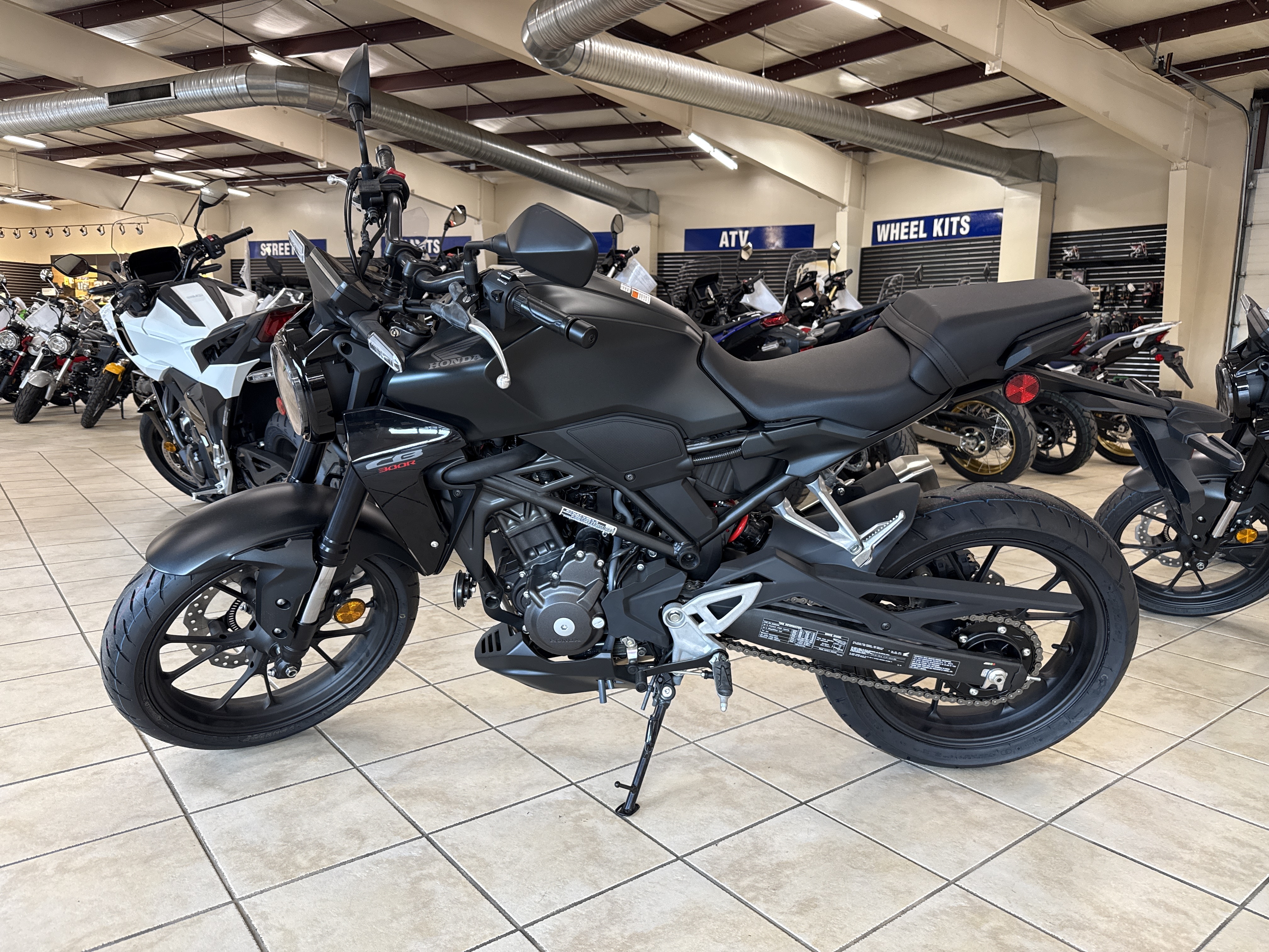 2024 Honda CB300R - Photo 4