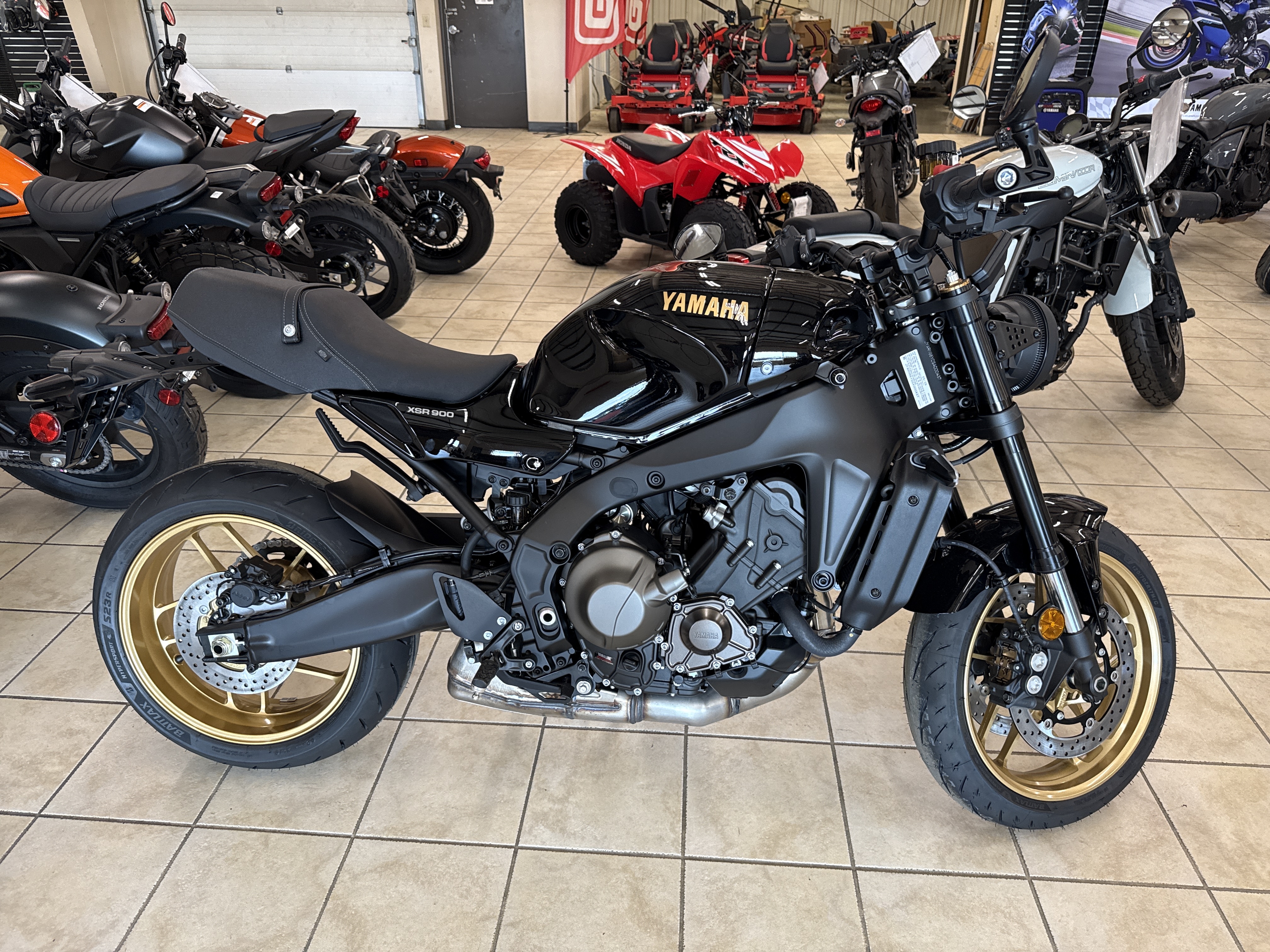 2025 Yamaha XSR900 CA - Photo 2