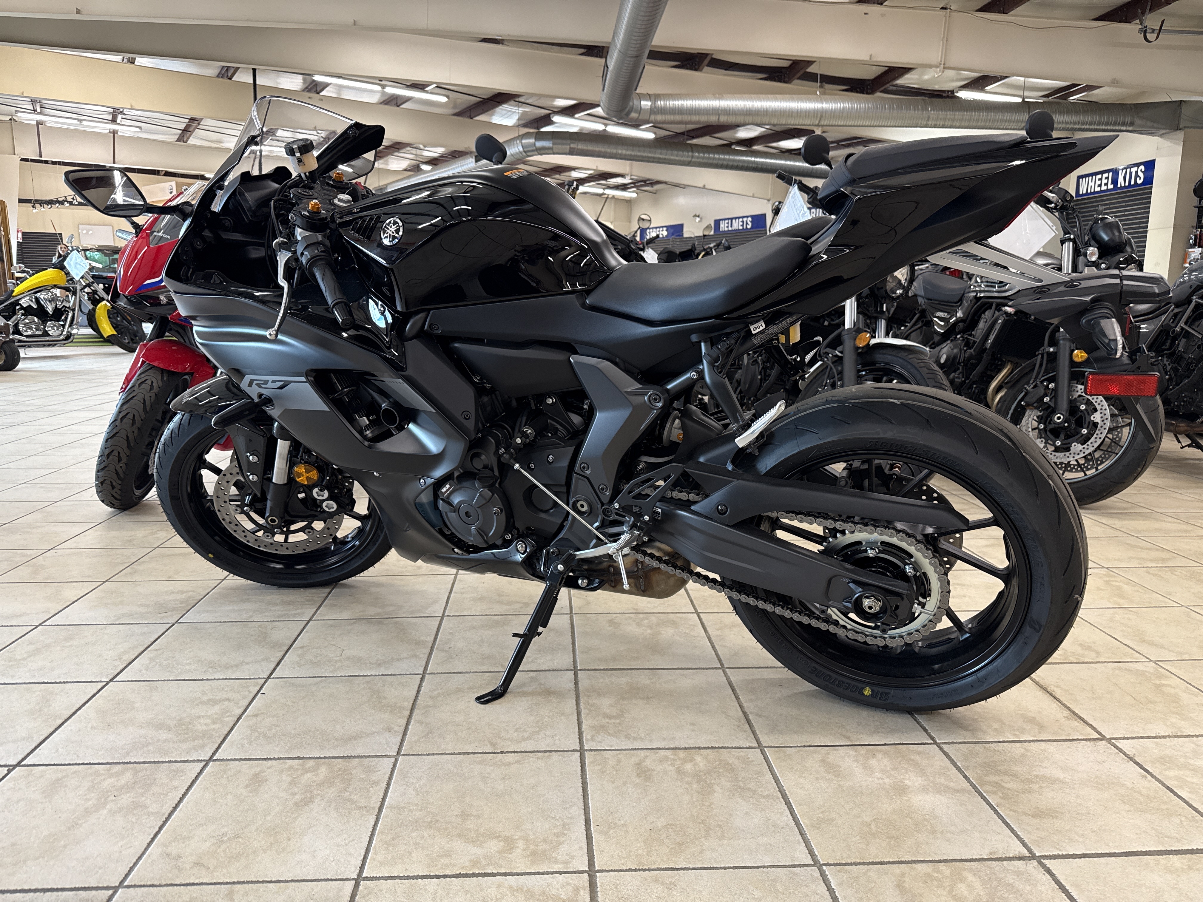 2025 Yamaha YZF-R7 - Photo 3