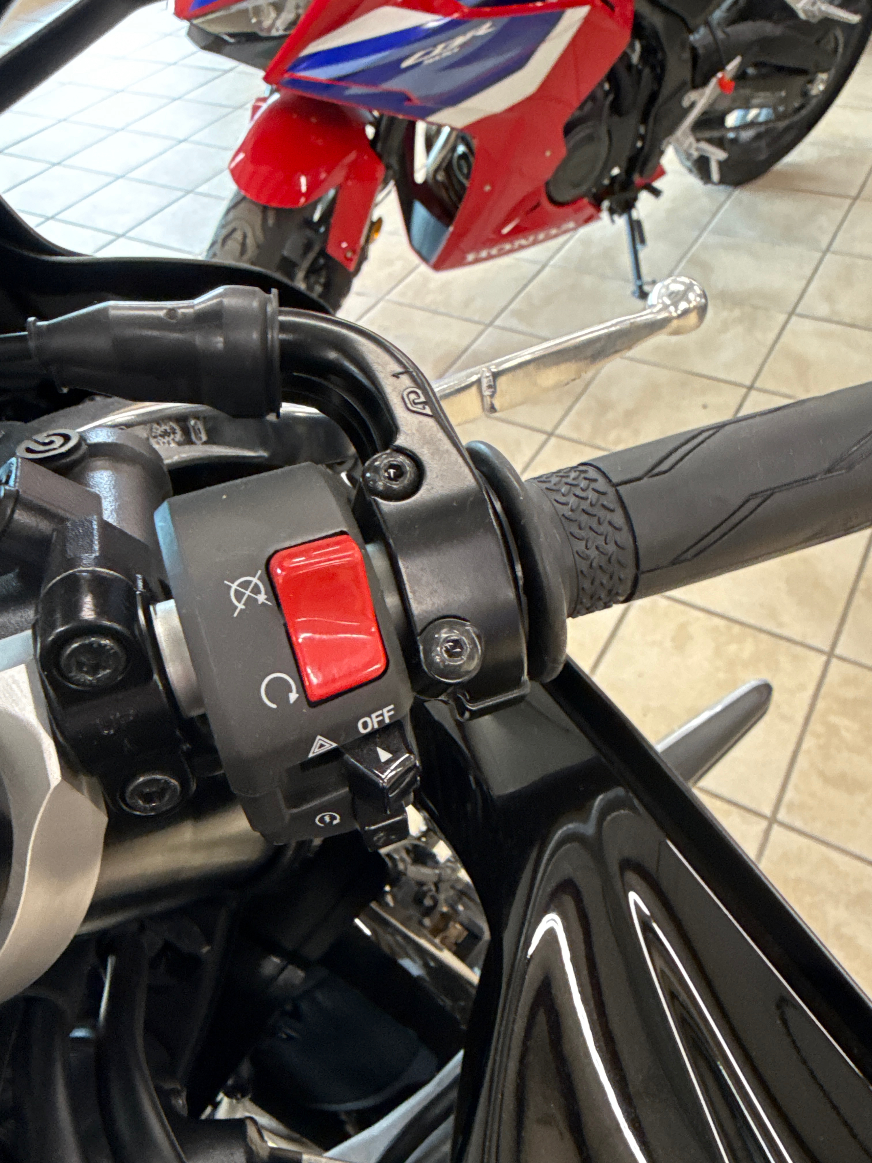2025 Yamaha YZF-R7 - Photo 6