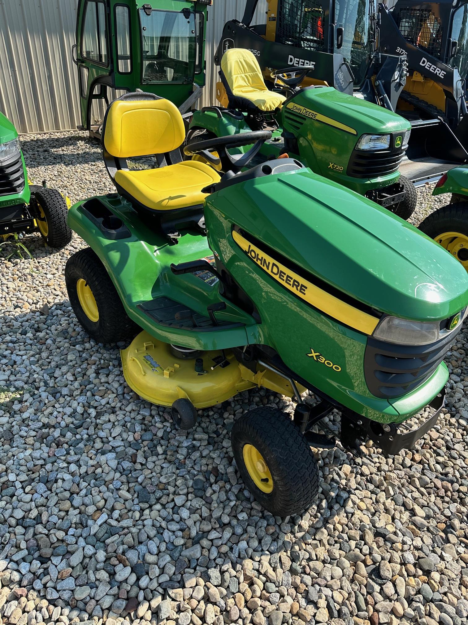 2009 John Deere Select Series™ X300 42-Inch Edge™ Mulching Deck