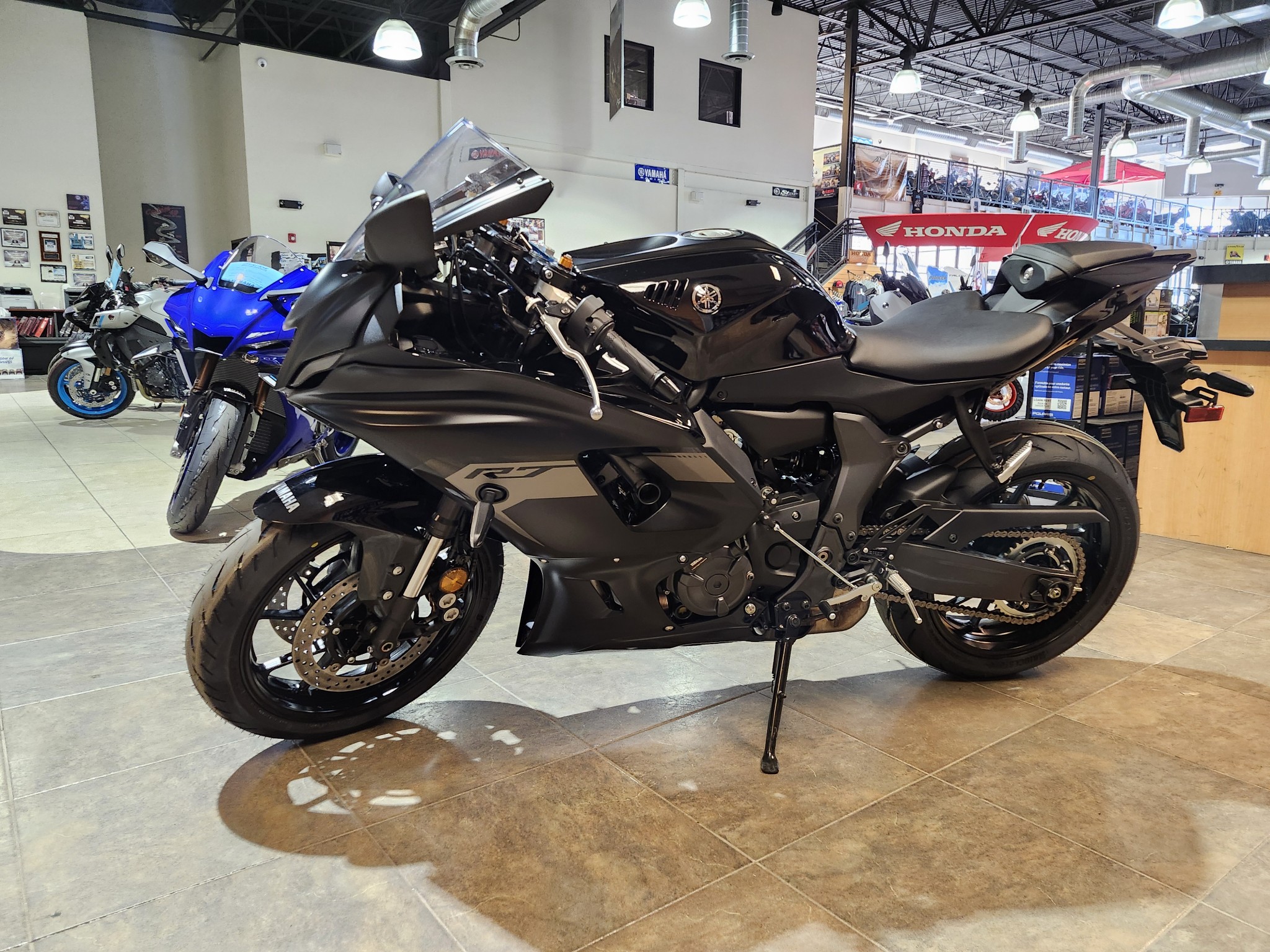 2025 Yamaha YZF-R7 - Photo 3